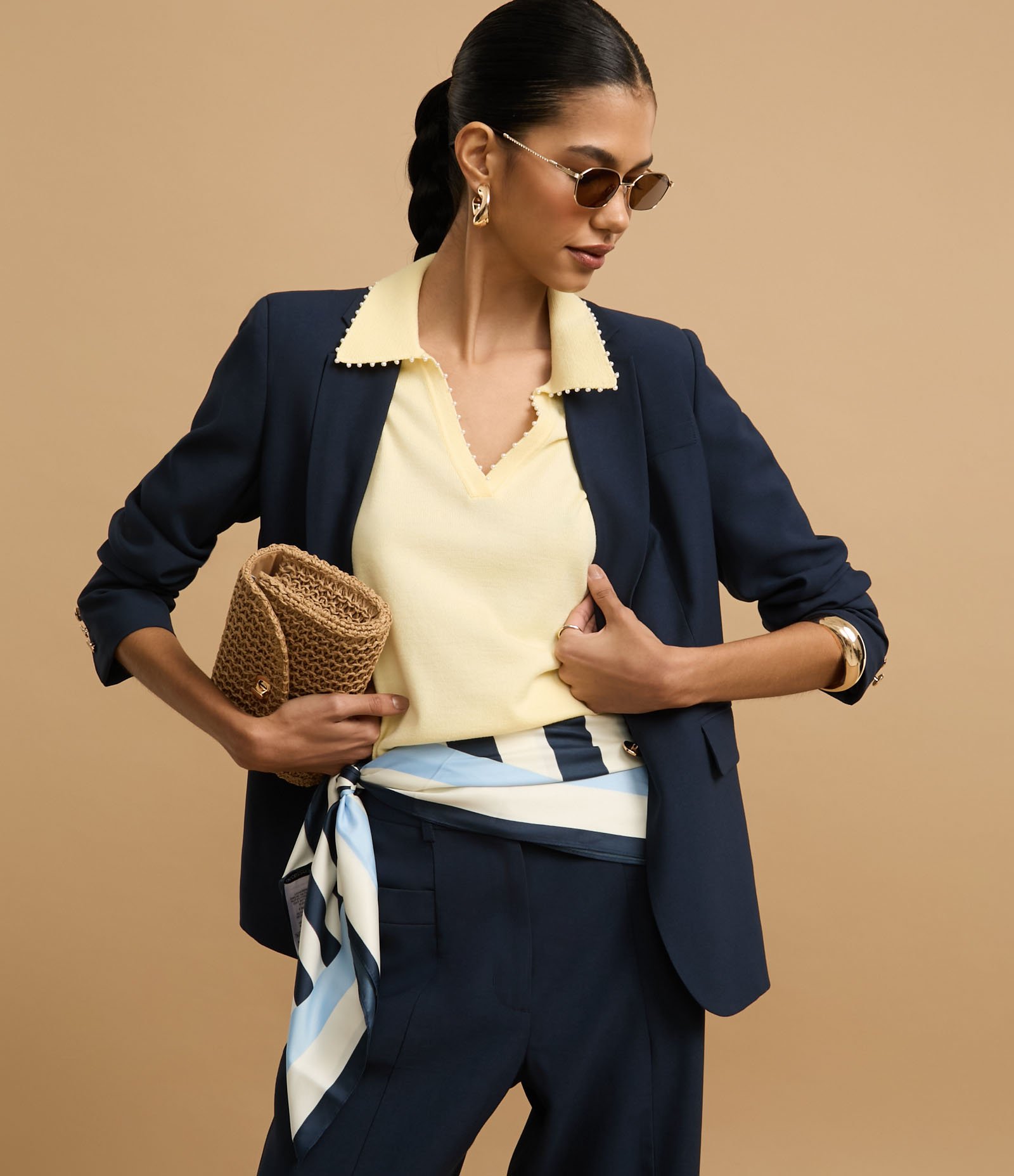 Blusa Polo em Tricô com Mini Pérolas no Decote V Amarelo 3