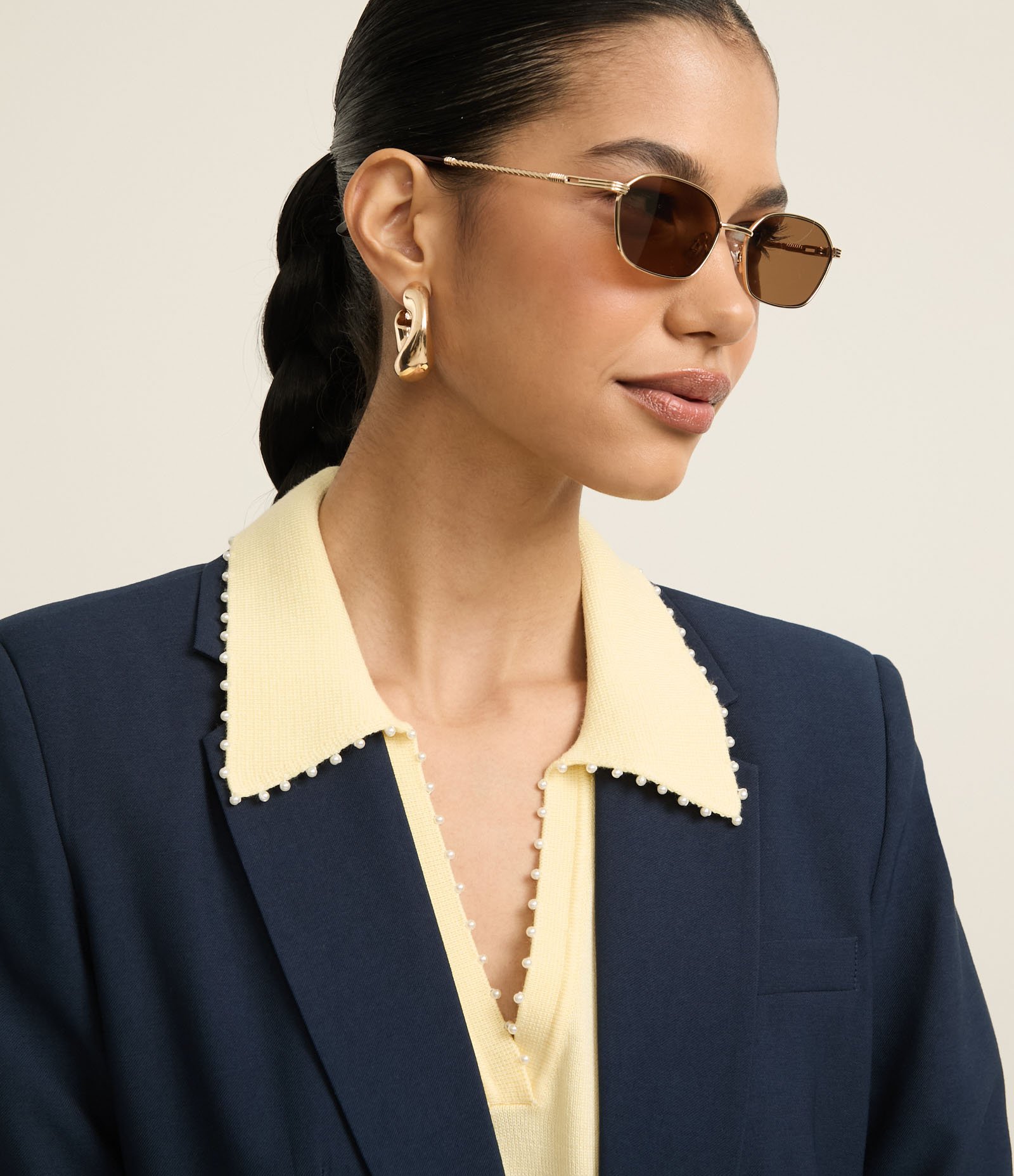 Blusa Polo em Tricô com Mini Pérolas no Decote V Amarelo 6