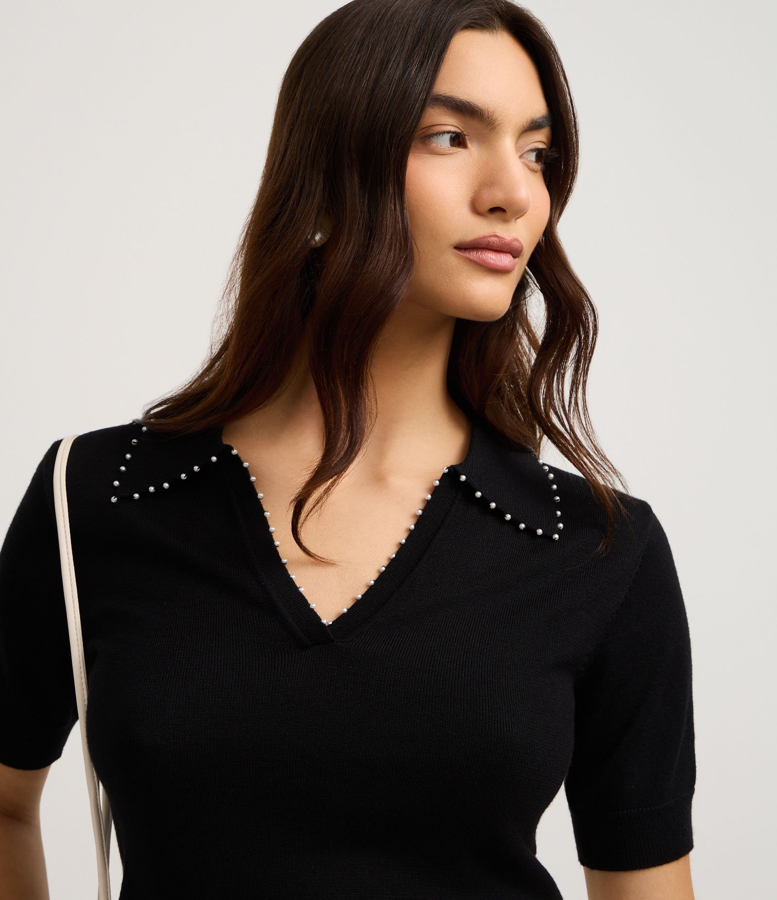 Blusa Polo em Tricô com Mini Pérolas no Decote V Preto 3
