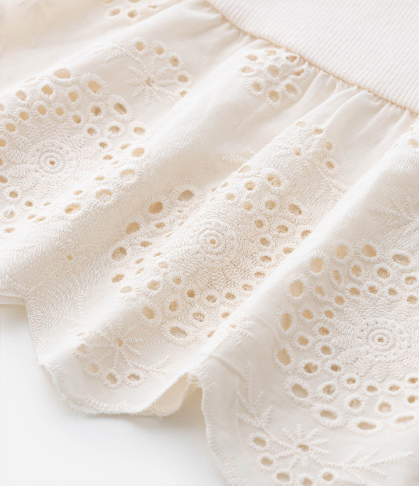 Blusa Canelada Infantil com Babado em Broderie - Tam 5 a 14 Anos Bege 6