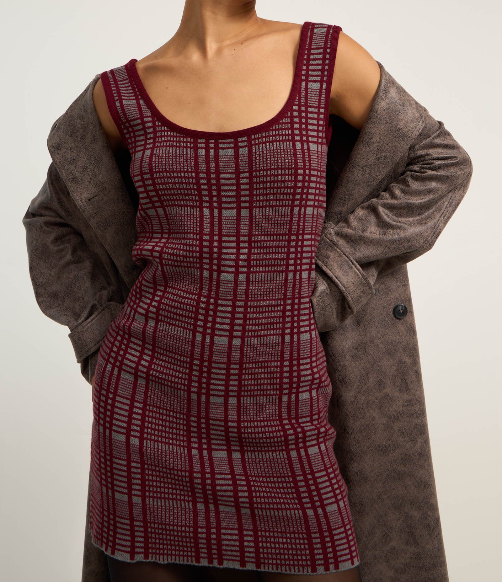 Vestido Curto em Tricô Xadrez com Alça Larga Marrom 3