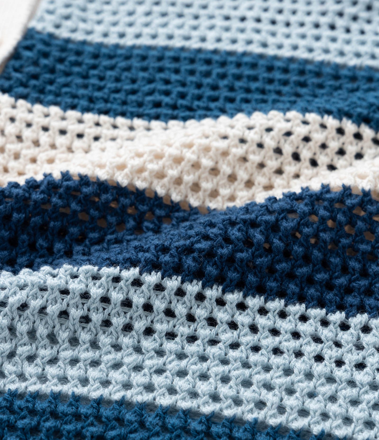 Blusa Efeito Crochê Listrada com Botões Curve & Plus Size Azu/Branco 6