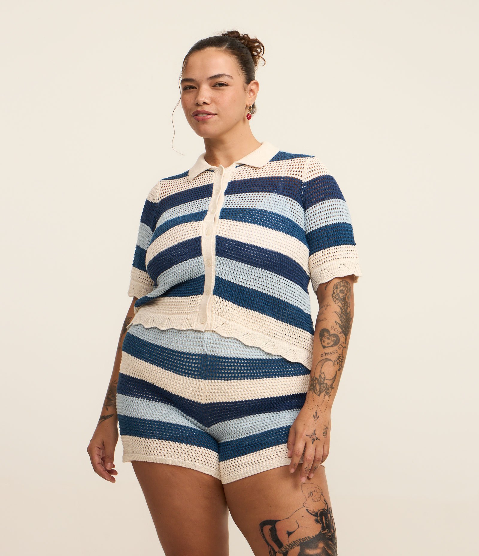 Blusa Efeito Crochê Listrada com Botões Curve & Plus Size Azu/Branco 2