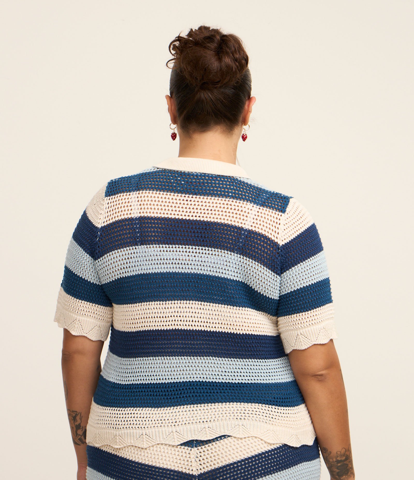 Blusa Efeito Crochê Listrada com Botões Curve & Plus Size Azu/Branco 3