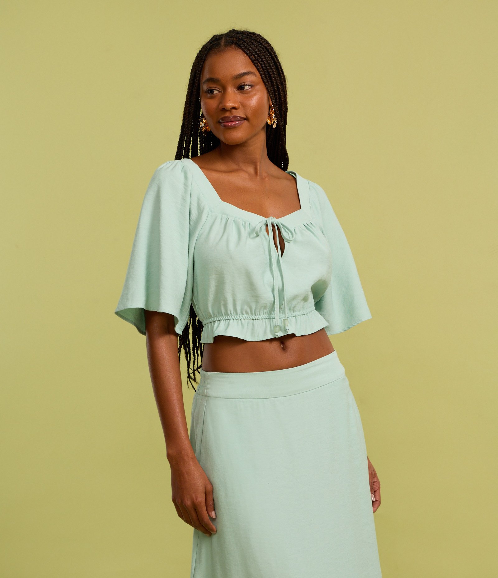 Blusa Cropped em Viscose com Amarração e Manga Godê Verde 6