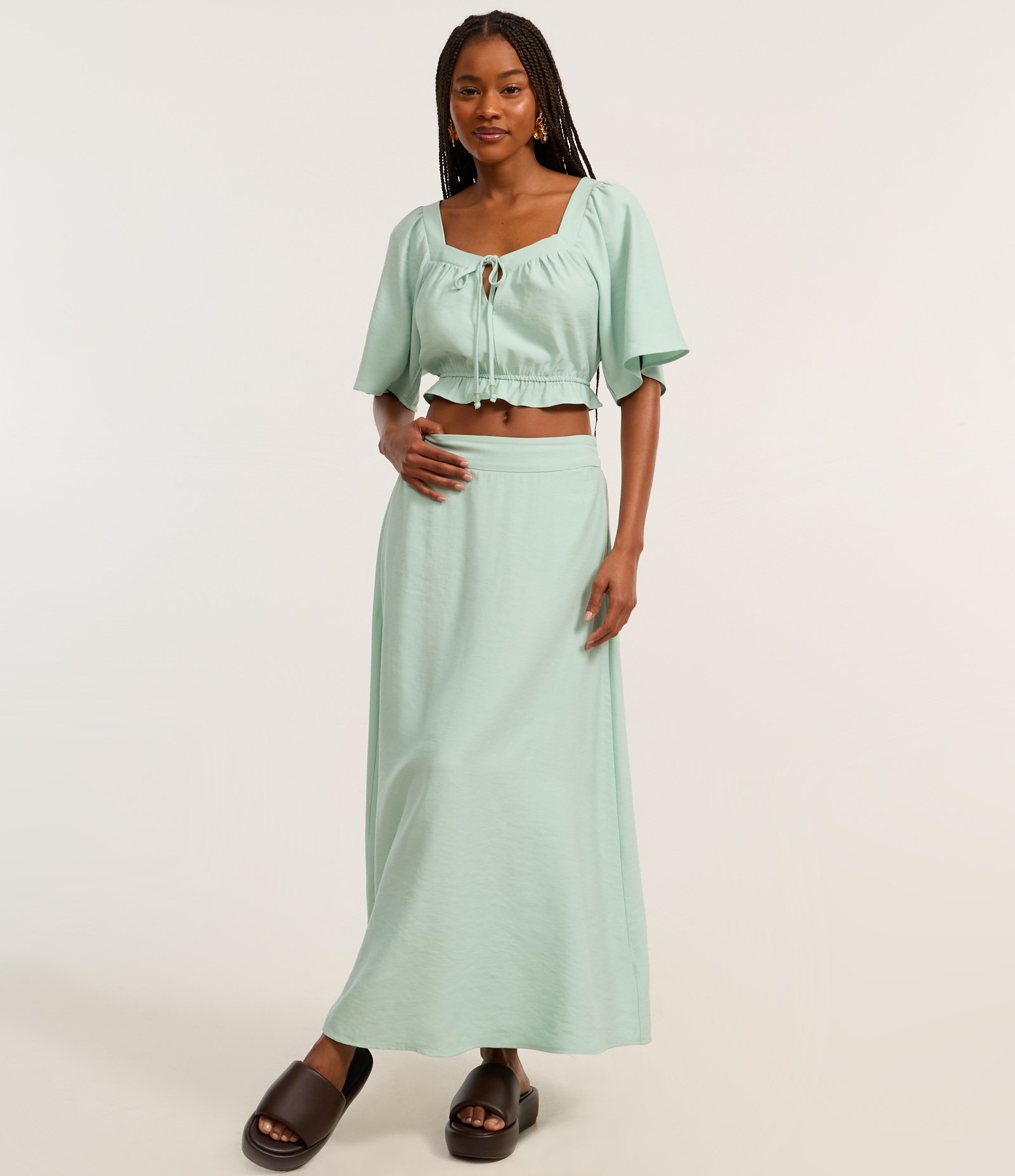 Blusa Cropped em Viscose com Amarração e Manga Godê Verde 2