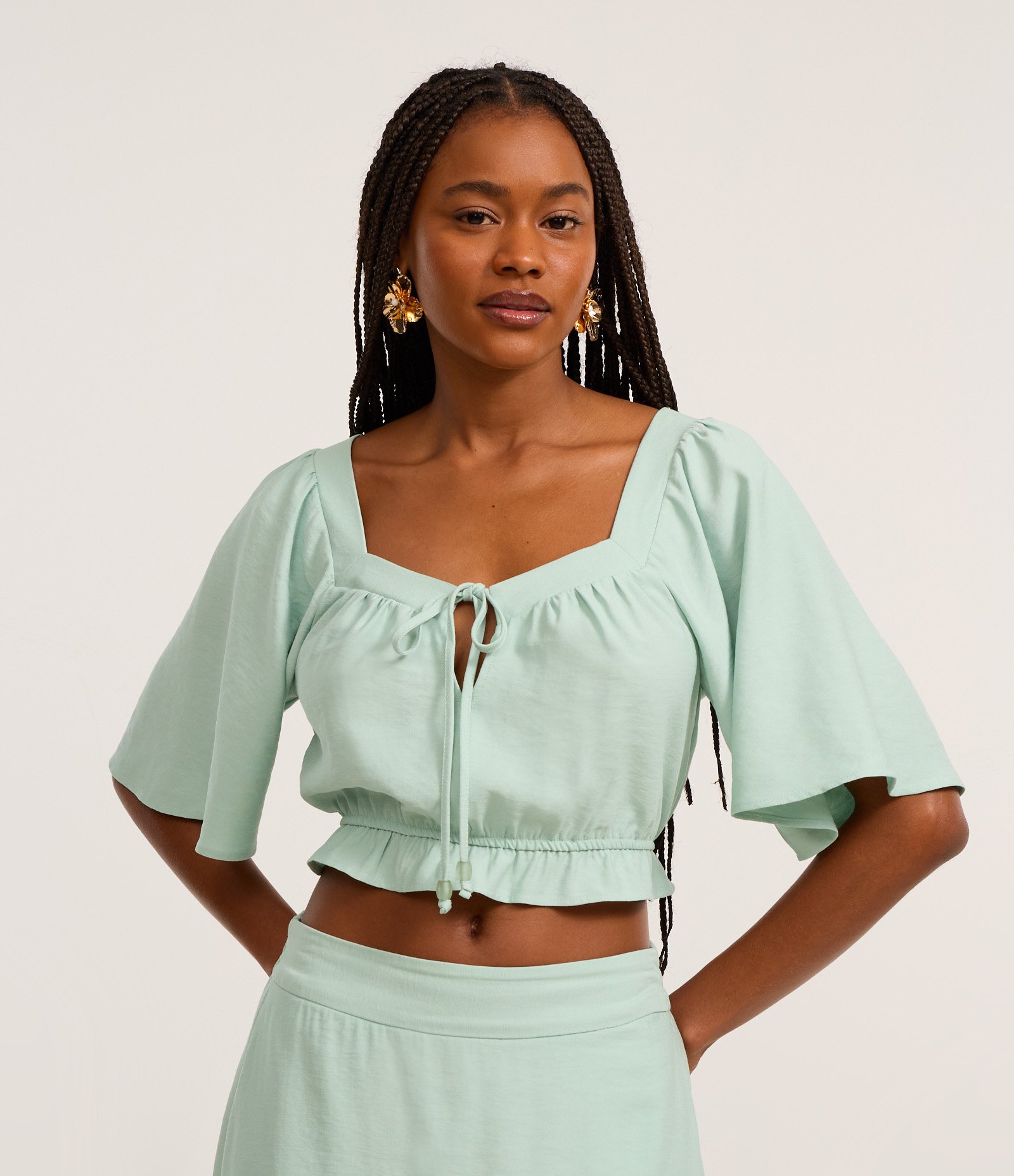 Blusa Cropped em Viscose com Amarração e Manga Godê Verde 3