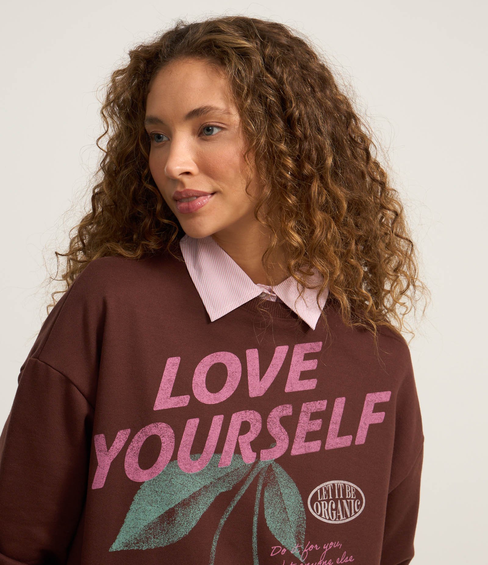 Moletom Over com Forro Fleece e Estampa Cerejas Marrom 1