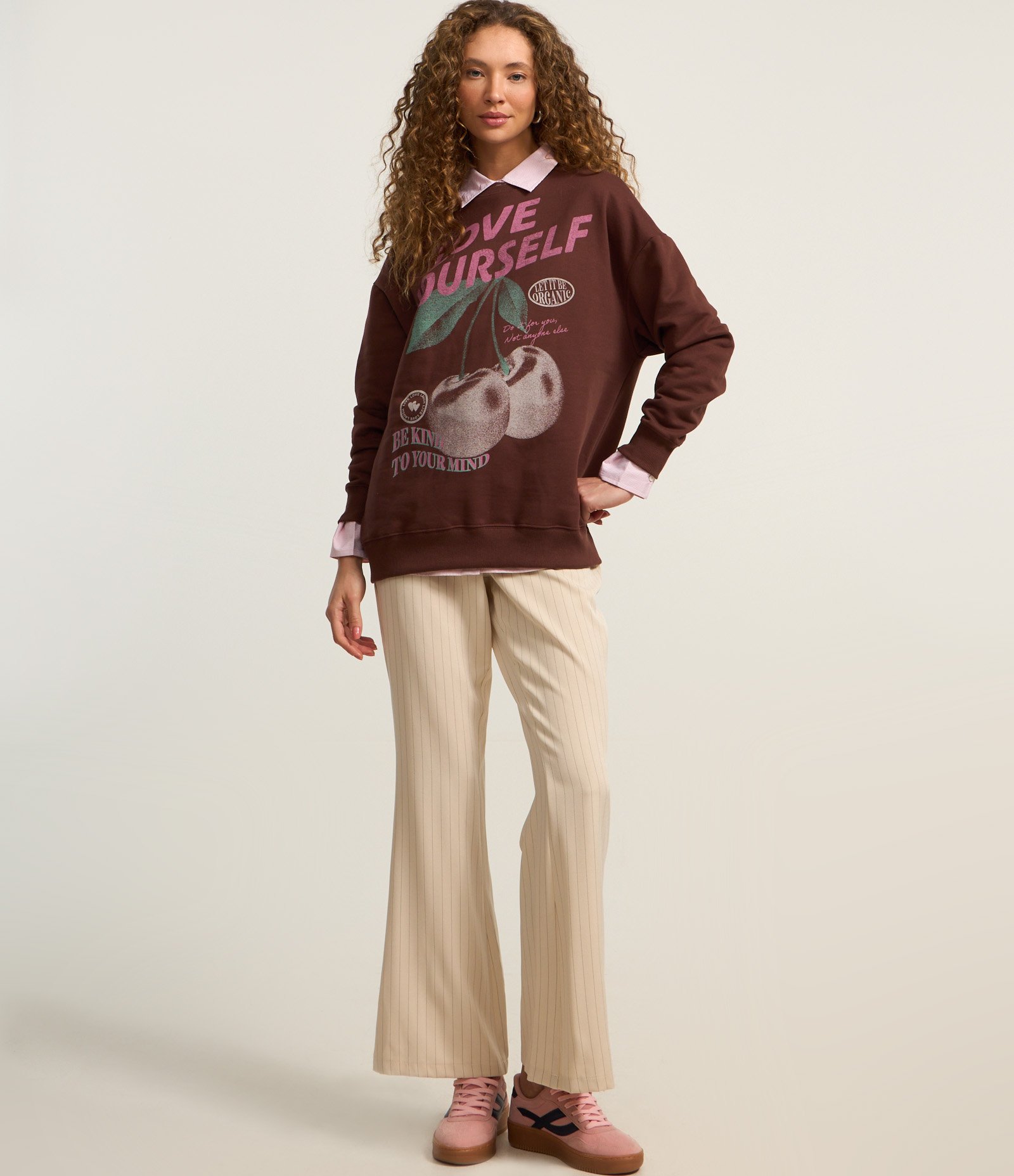 Moletom Over com Forro Fleece e Estampa Cerejas Marrom 2