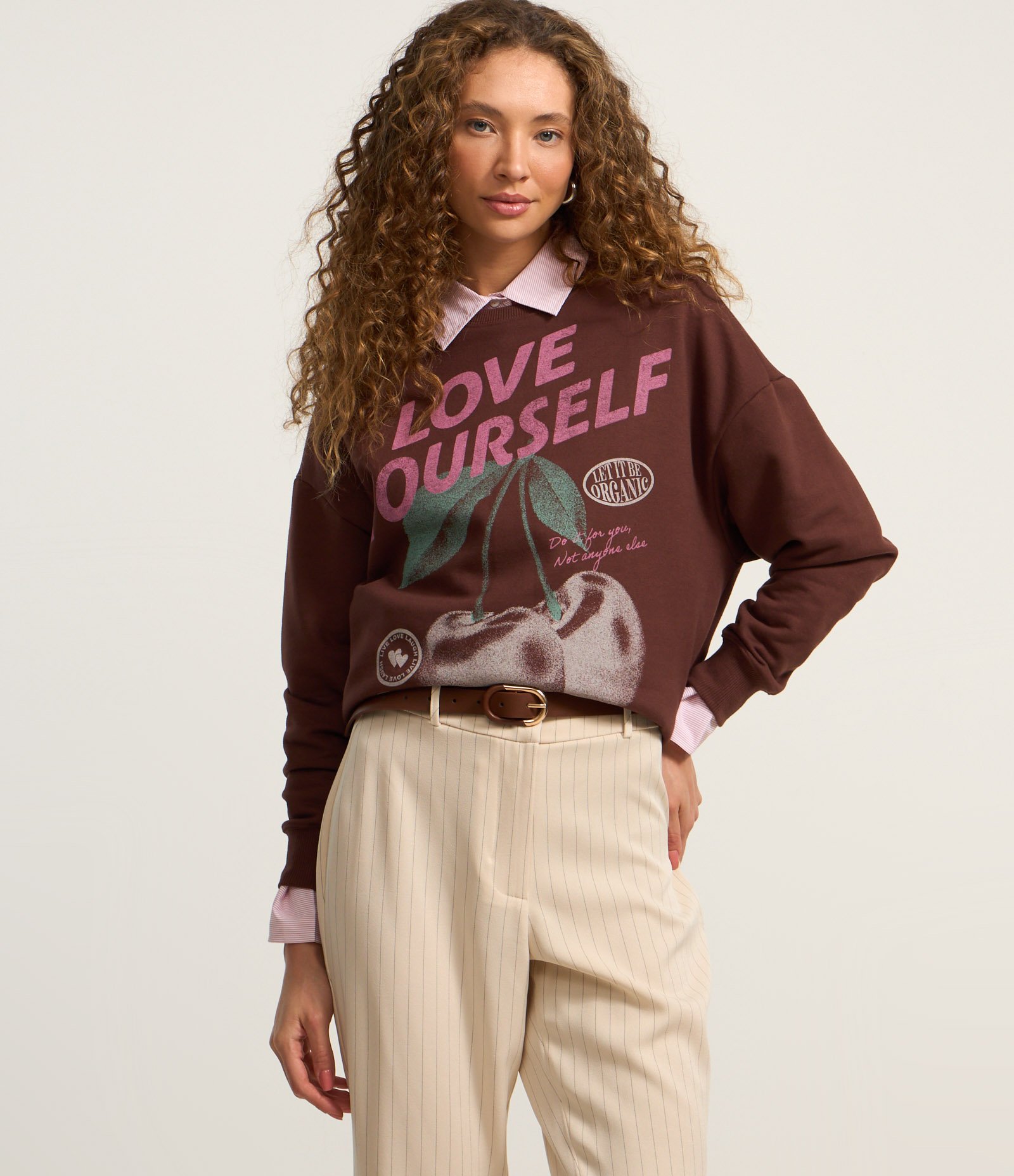 Moletom Over com Forro Fleece e Estampa Cerejas Marrom 3