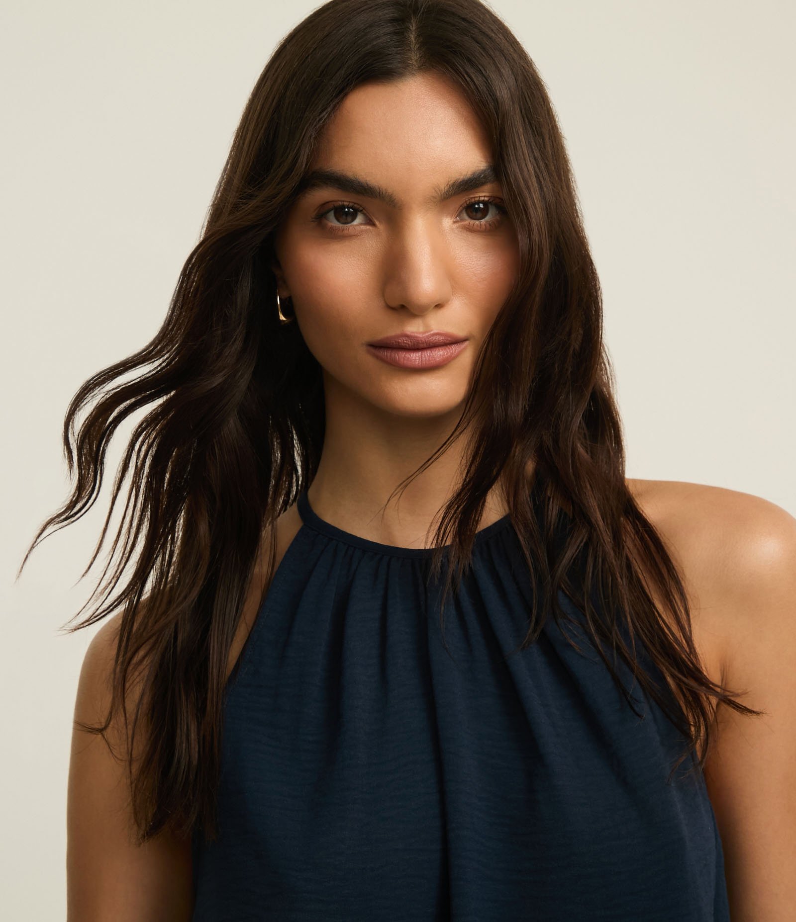 Blusa em Airflow com Babado na Barra e Gola Halter Azul Marinho 4