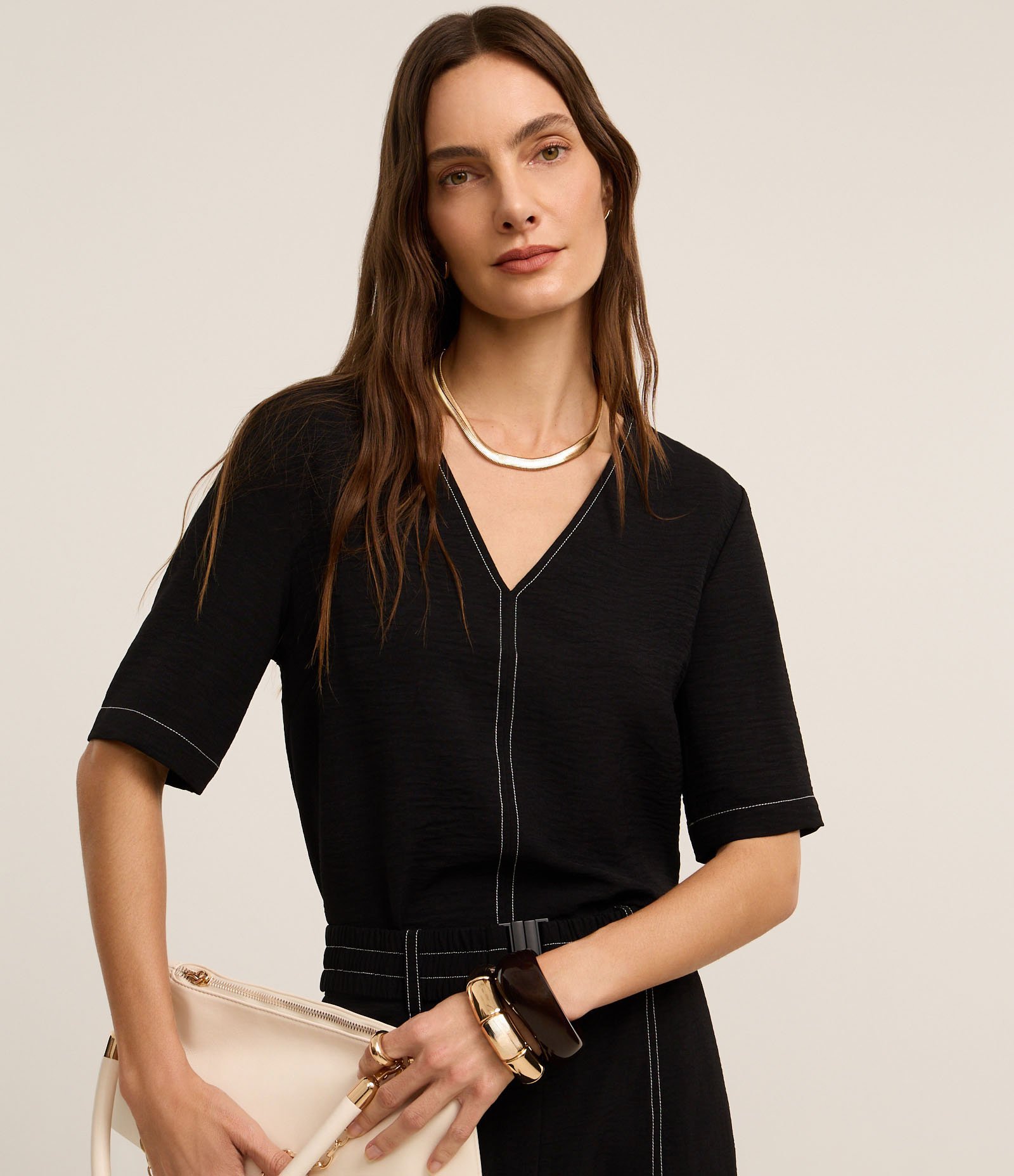 Blusa em Airflow com Decote V e Pesponto Contrastante Preto 1