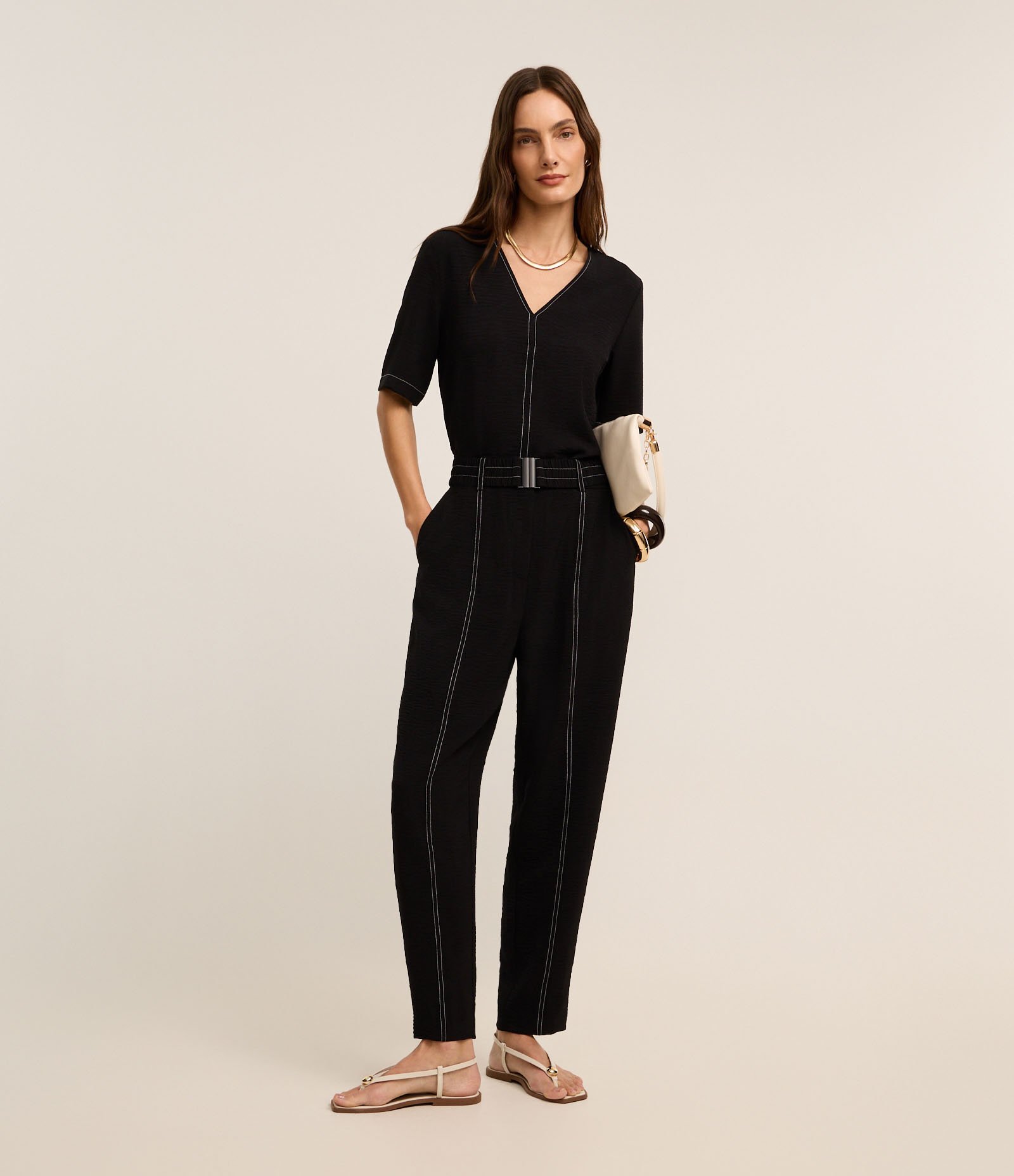 Blusa em Airflow com Decote V e Pesponto Contrastante Preto 2