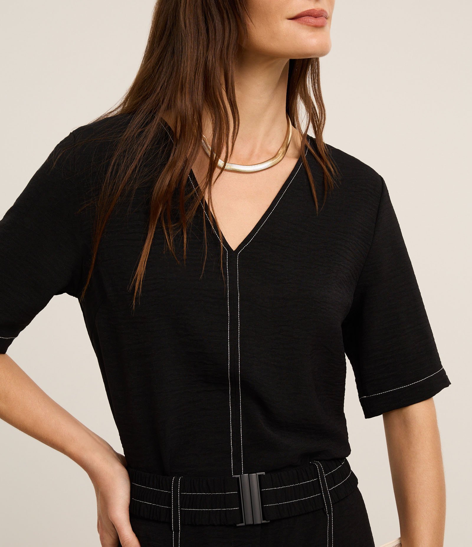 Blusa em Airflow com Decote V e Pesponto Contrastante Preto 3