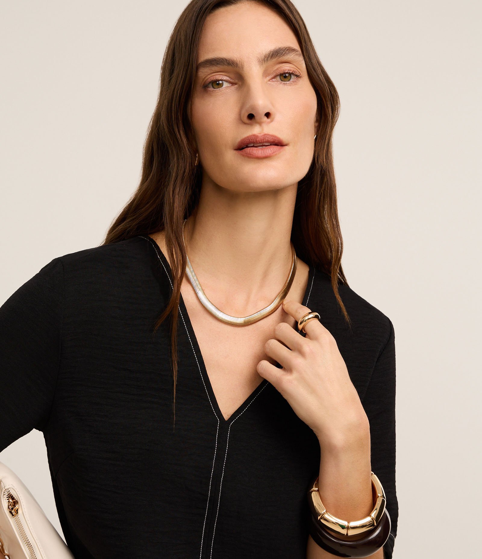 Blusa em Airflow com Decote V e Pesponto Contrastante Preto 4