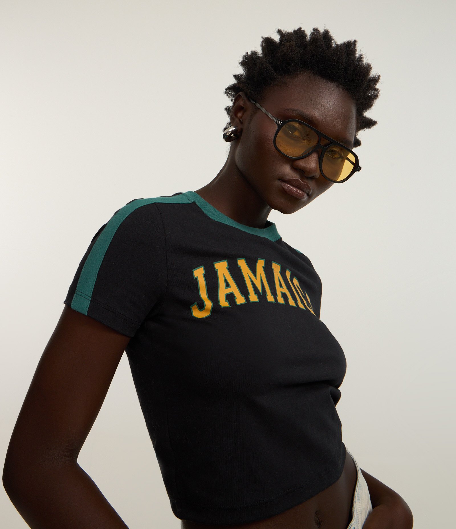 Camiseta em Algodão com Detalhes Contrastantes e Estampa Jamaica Preto 1