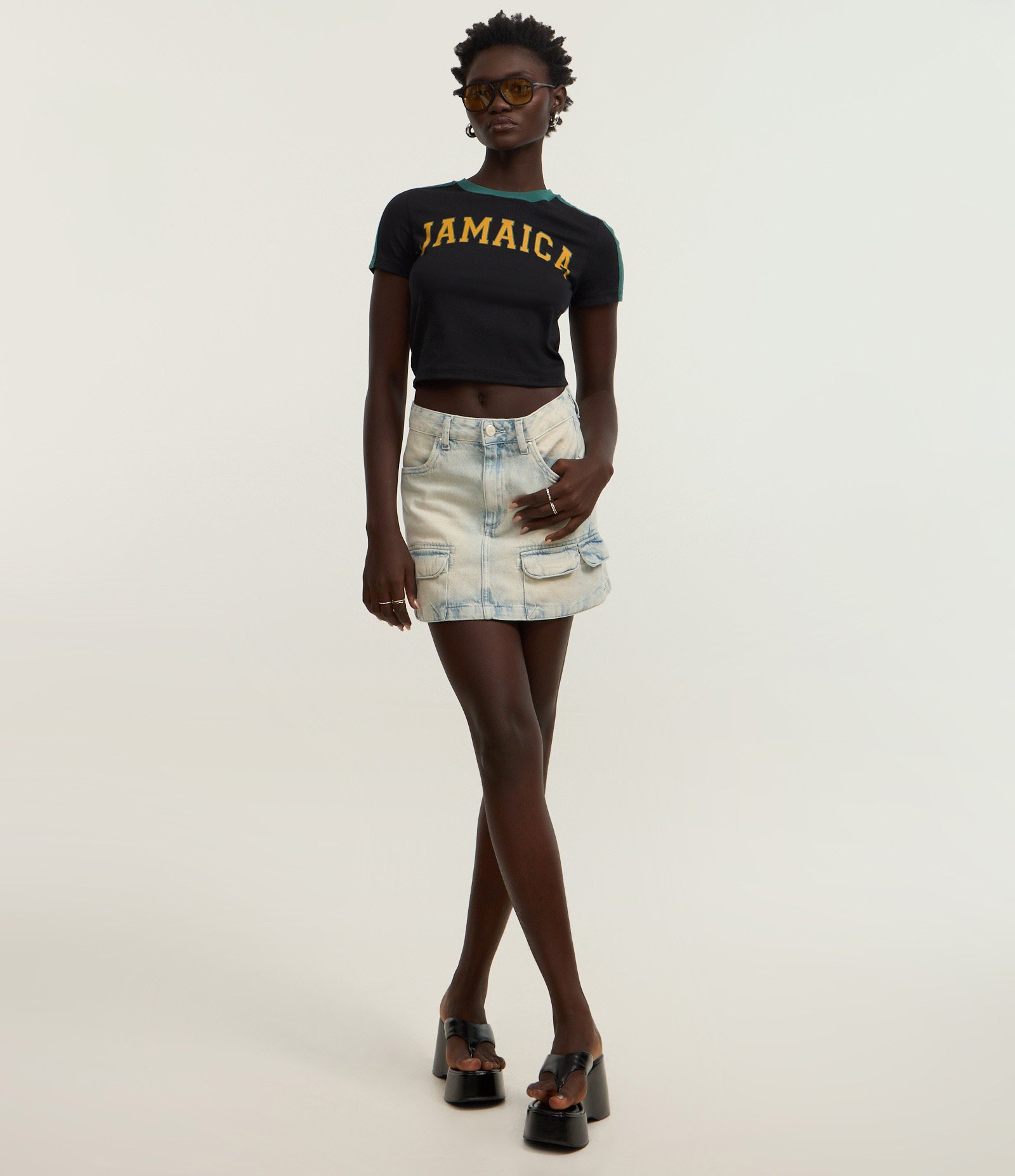 Camiseta em Algodão com Detalhes Contrastantes e Estampa Jamaica Preto 2