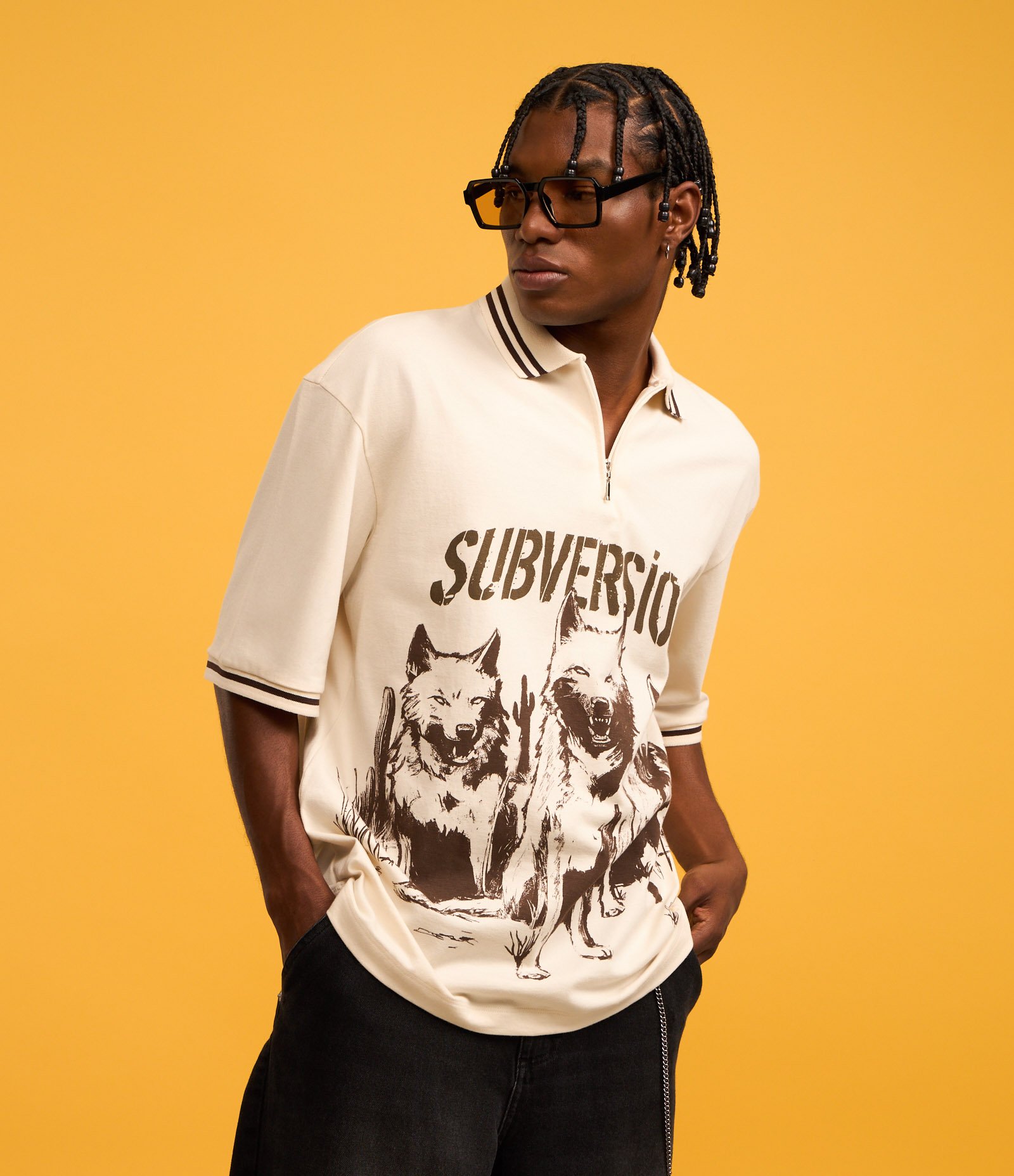 Camisa Oversized Gola Polo com Zíper em Algodão com Estampa de Lobos "Subversion" Bege 1