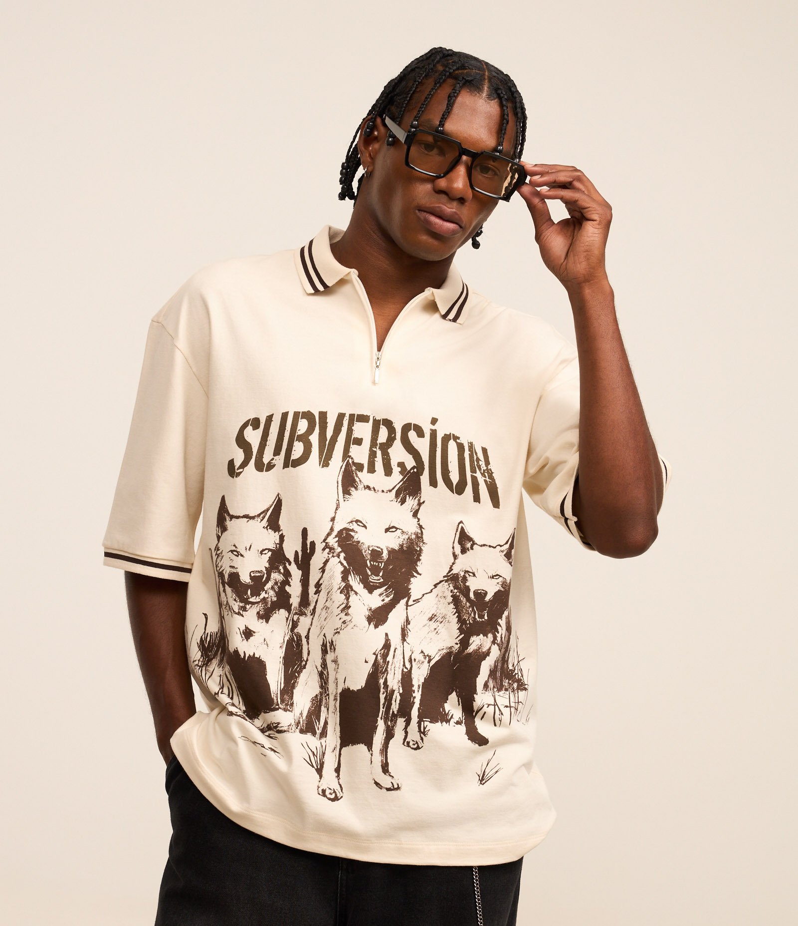 Camisa Oversized Gola Polo com Zíper em Algodão com Estampa de Lobos "Subversion" Bege 3