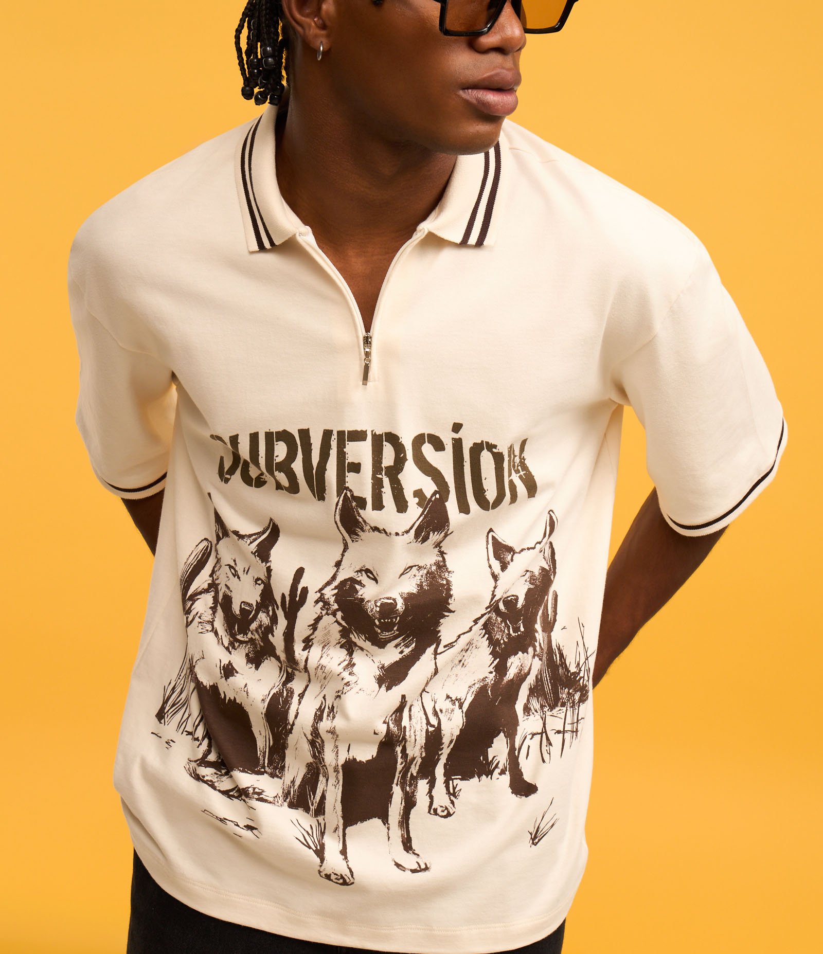 Camisa Oversized Gola Polo com Zíper em Algodão com Estampa de Lobos "Subversion" Bege 4