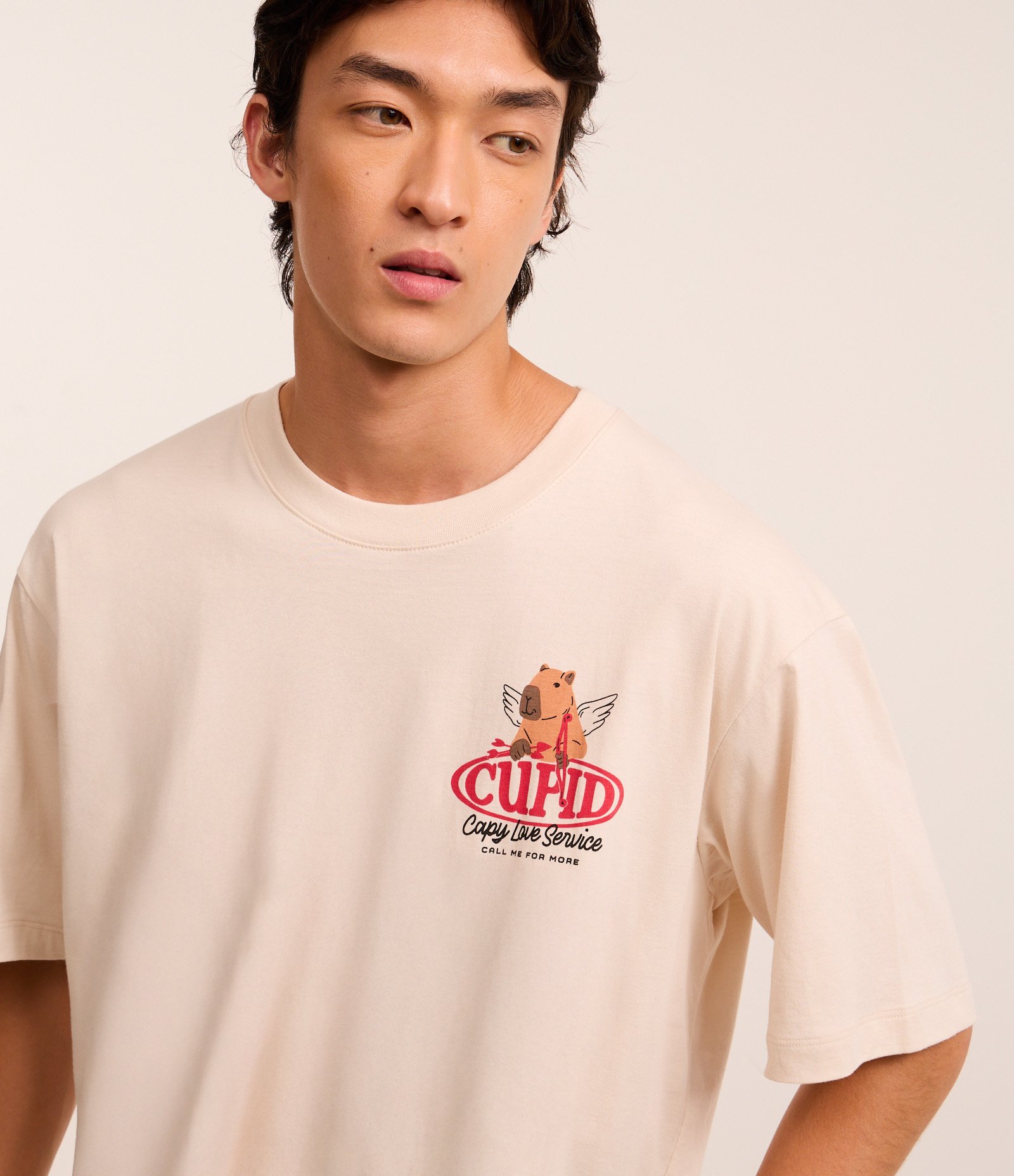 Camiseta Boxy em Algodão com Estampa de Capivara Cupido Bege 4