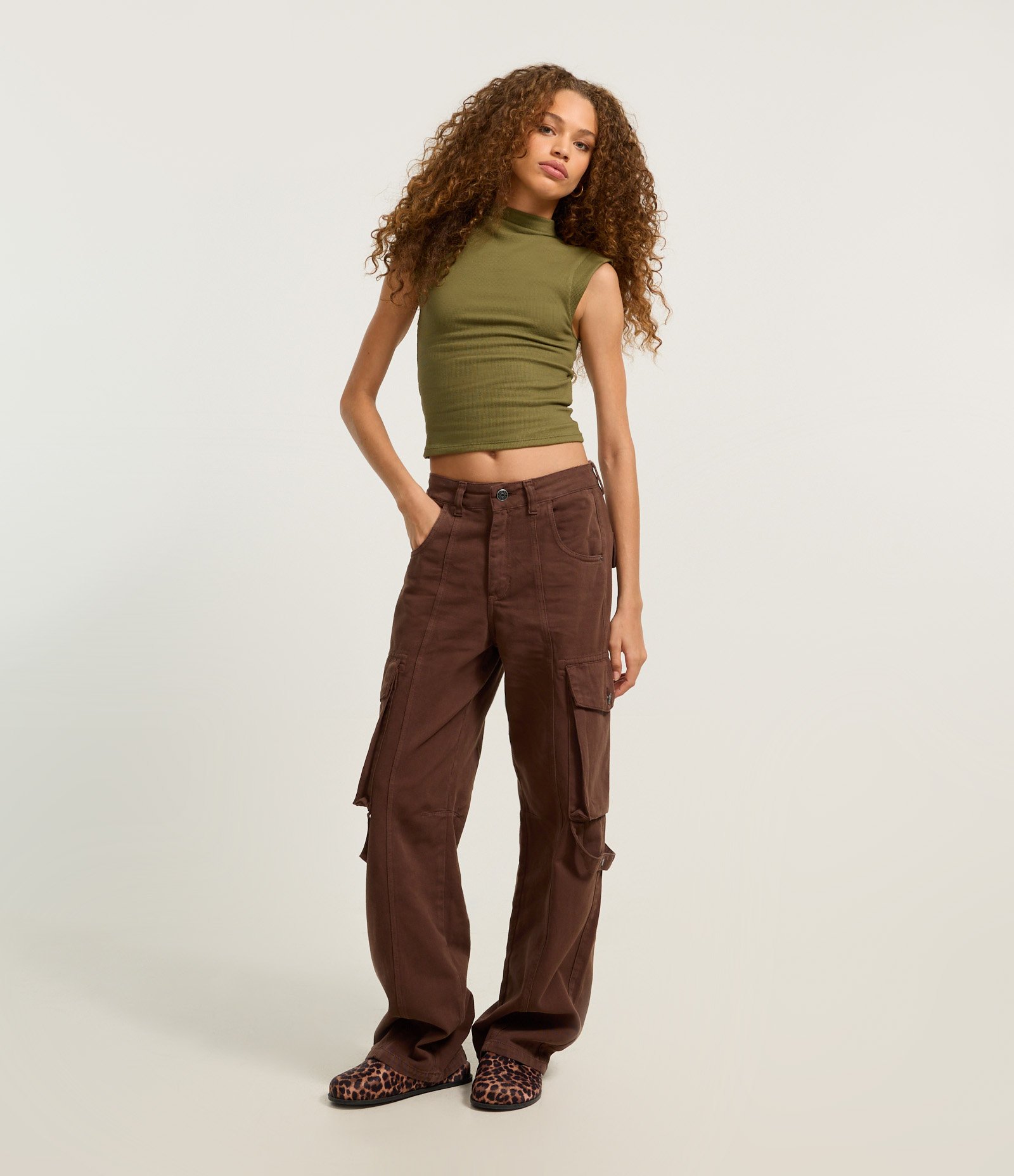 Calça Reta em Jeans com Bolso Cargo Marrom 1