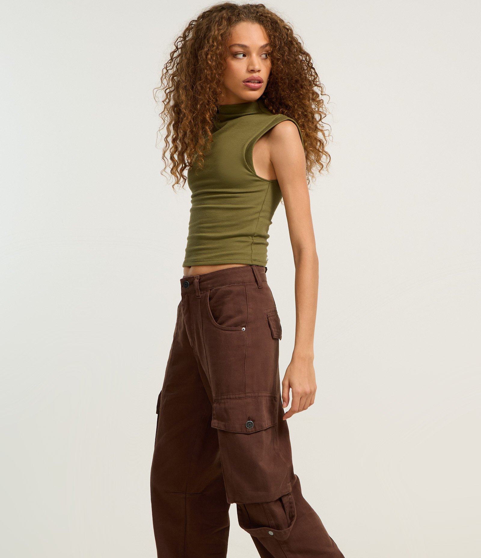 Calça Reta em Jeans com Bolso Cargo Marrom 2