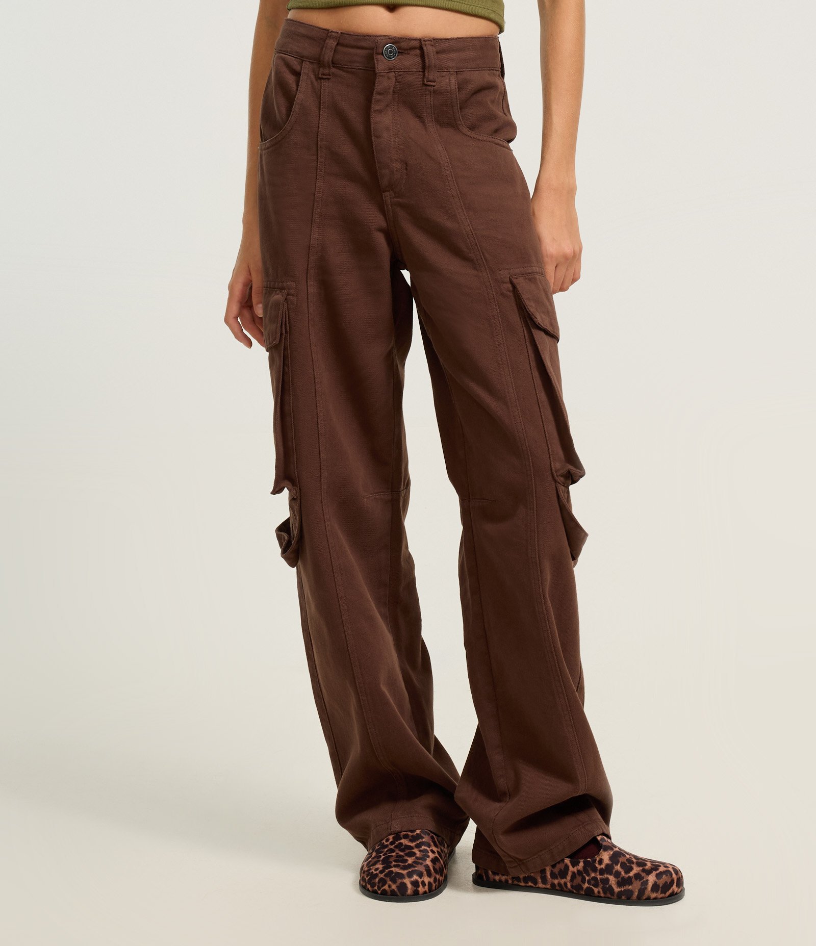 Calça Reta em Jeans com Bolso Cargo Marrom 3