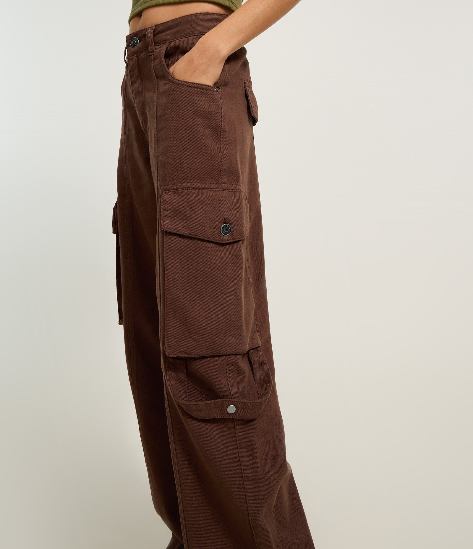 Calça Reta em Jeans com Bolso Cargo Marrom 4
