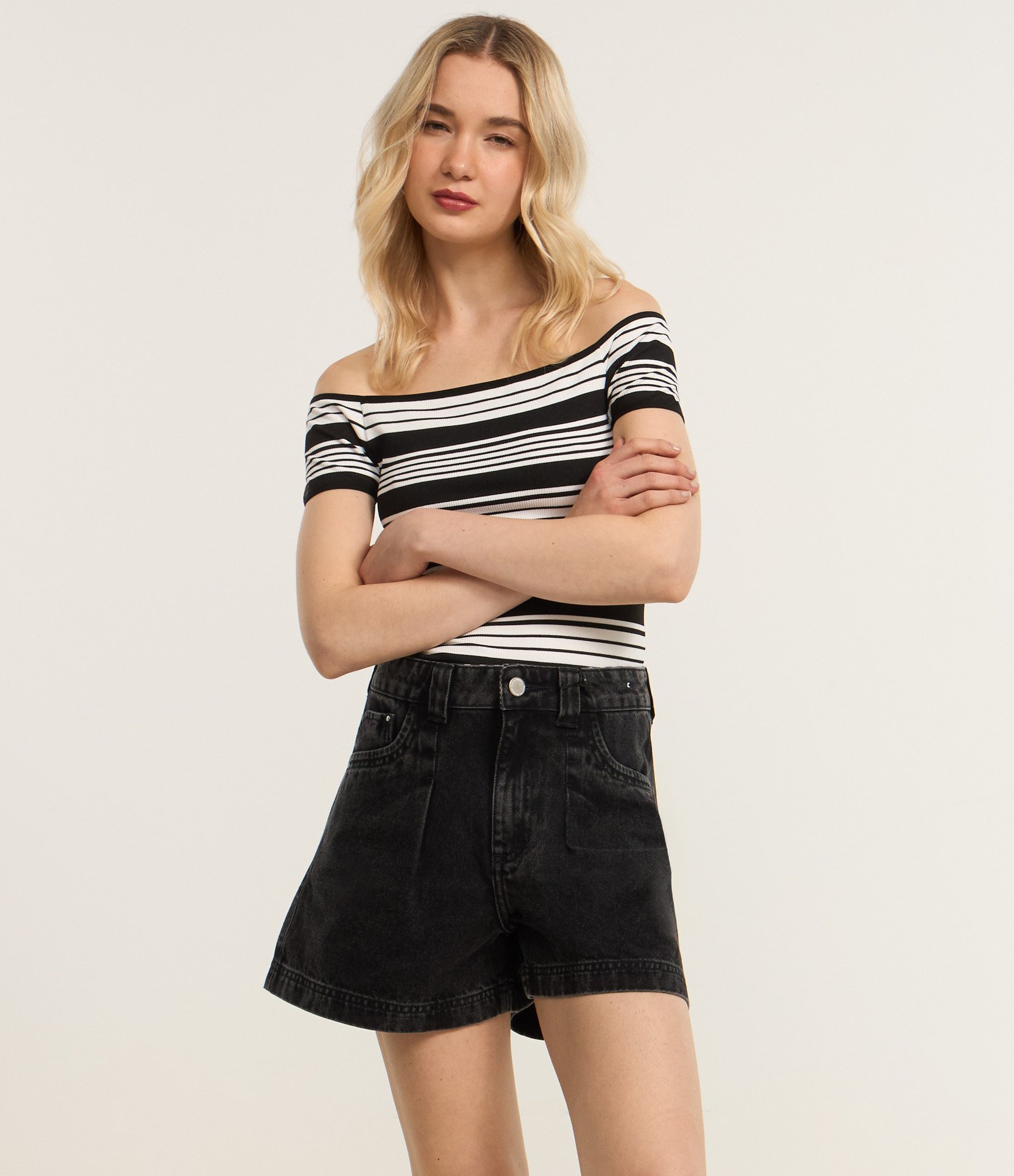 Short Baggy em Jeans com Cós Listrado e Bolsos com Pregas Preto 2