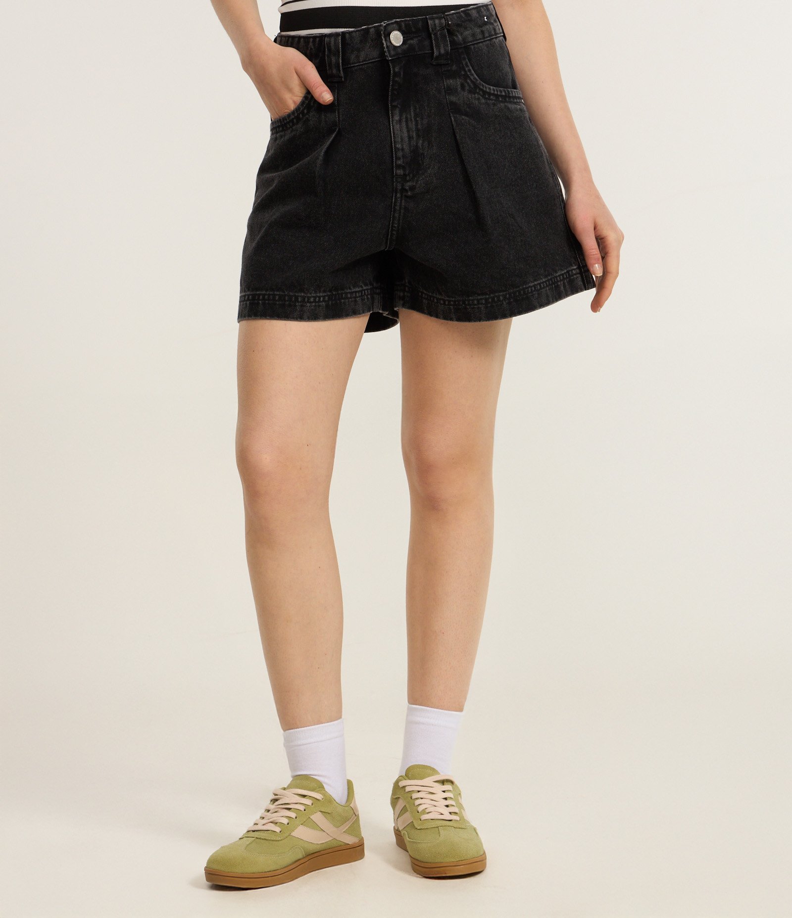 Short Baggy em Jeans com Cós Listrado e Bolsos com Pregas Preto 3