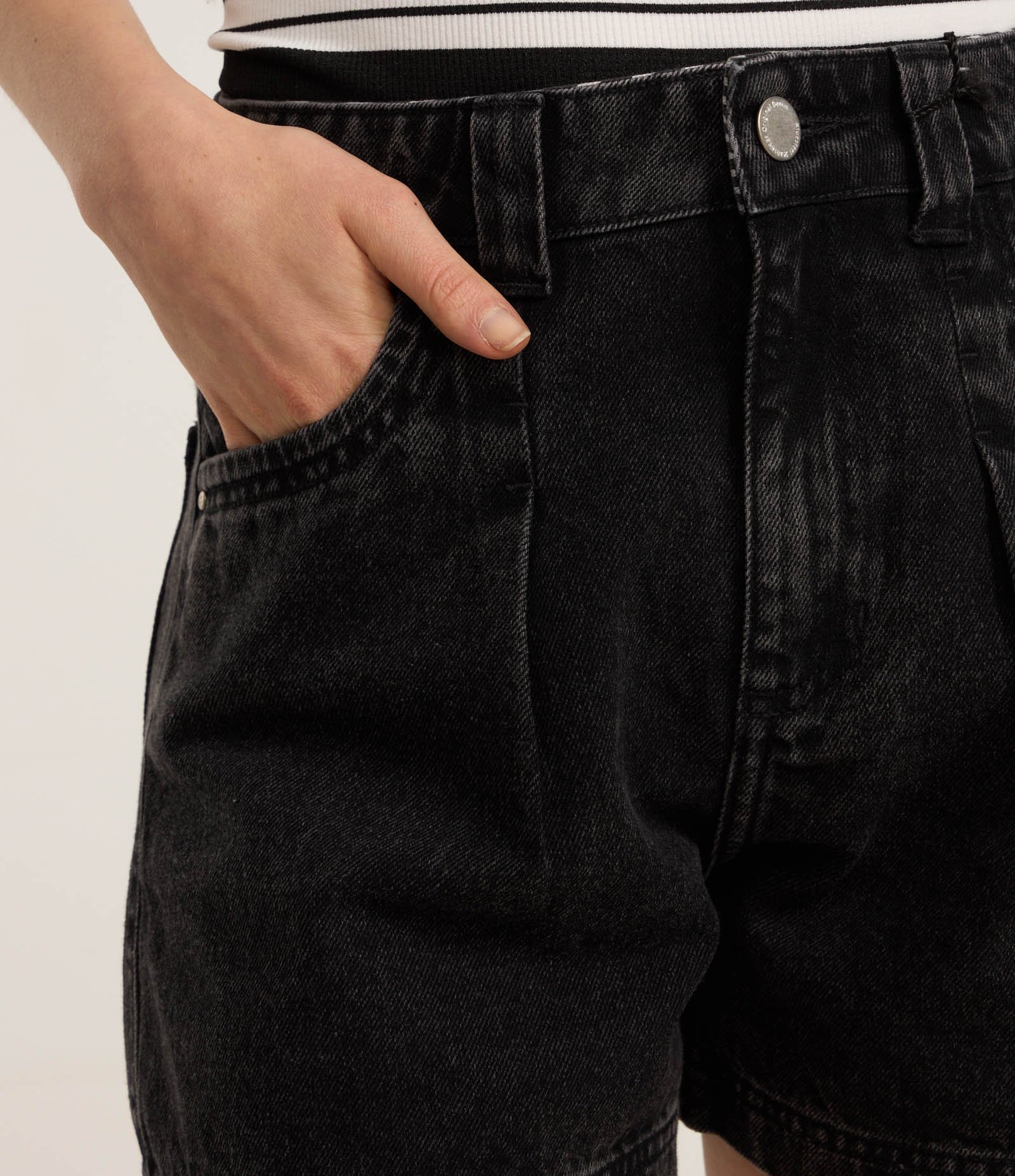 Short Baggy em Jeans com Cós Listrado e Bolsos com Pregas Preto 4