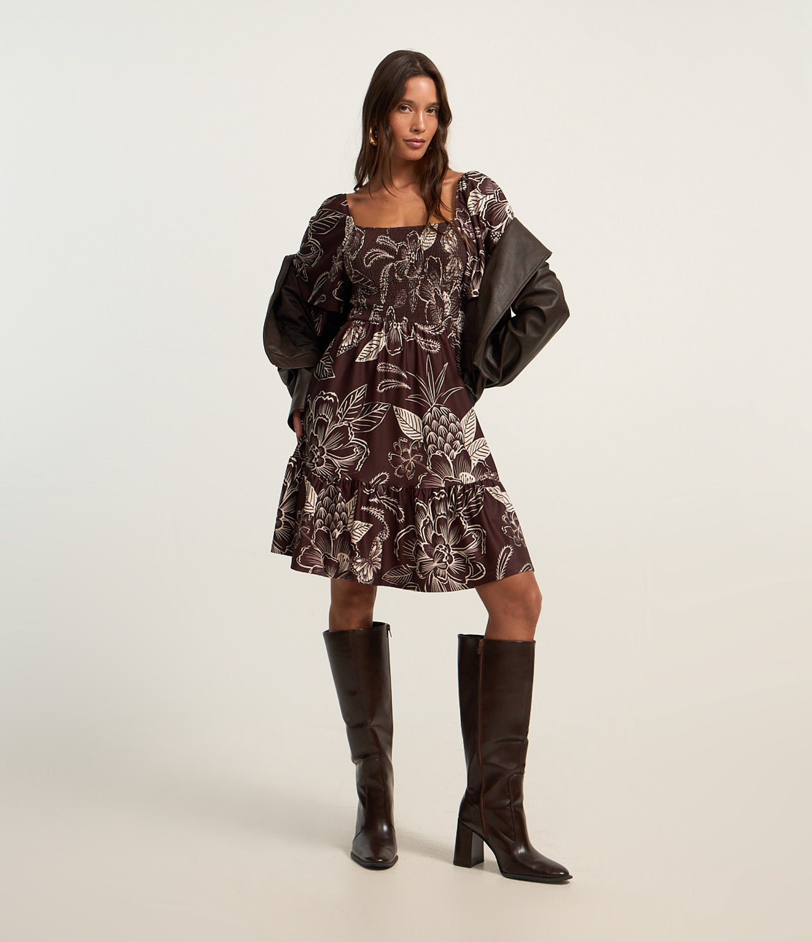 Vestido Evasê Curto Texturizado com Lastex e Estampa Floral Marrom 1