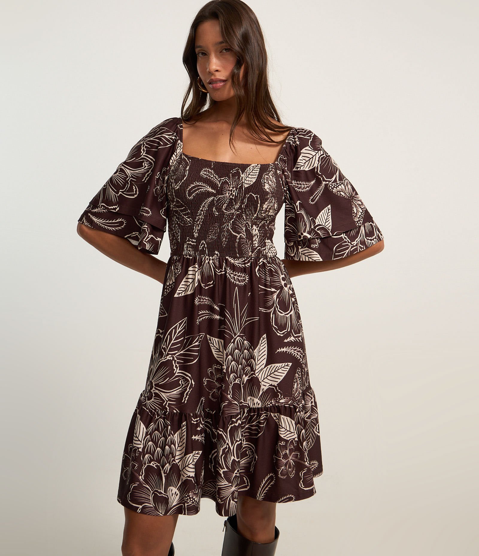 Vestido Evasê Curto Texturizado com Lastex e Estampa Floral Marrom 2