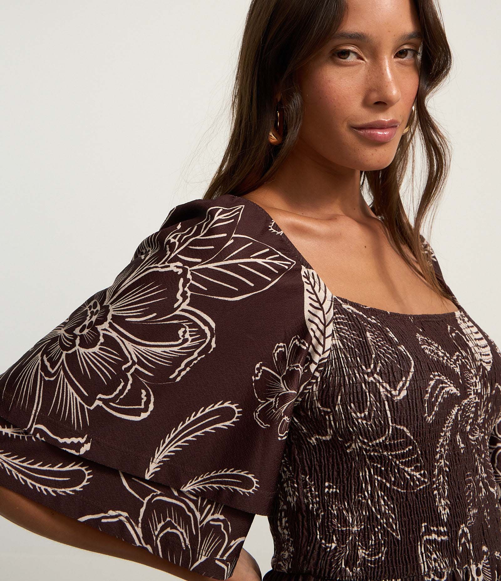Vestido Evasê Curto Texturizado com Lastex e Estampa Floral Marrom 3