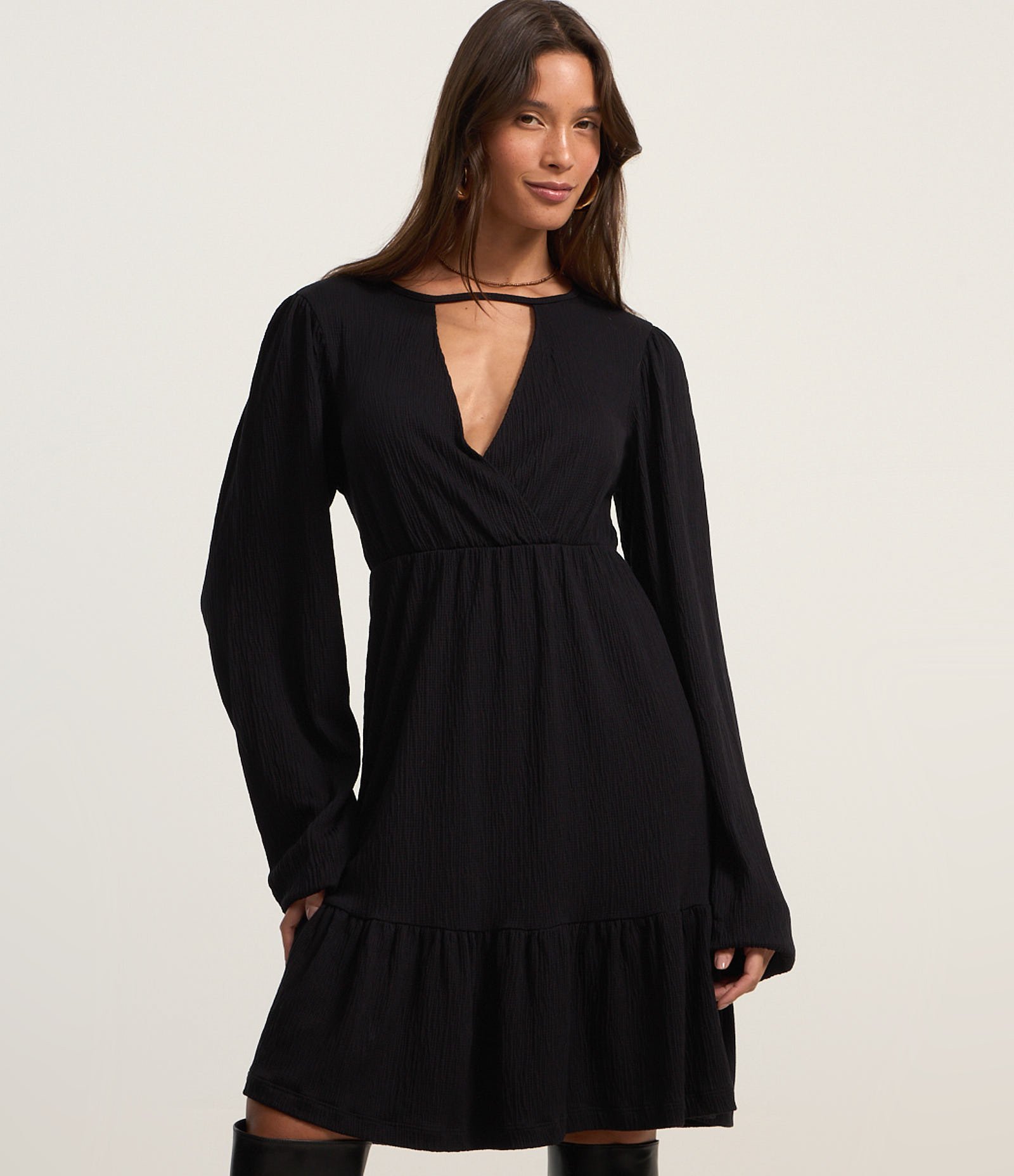 Vestido Curto Texturizado com Decote Transpassado Preto 1