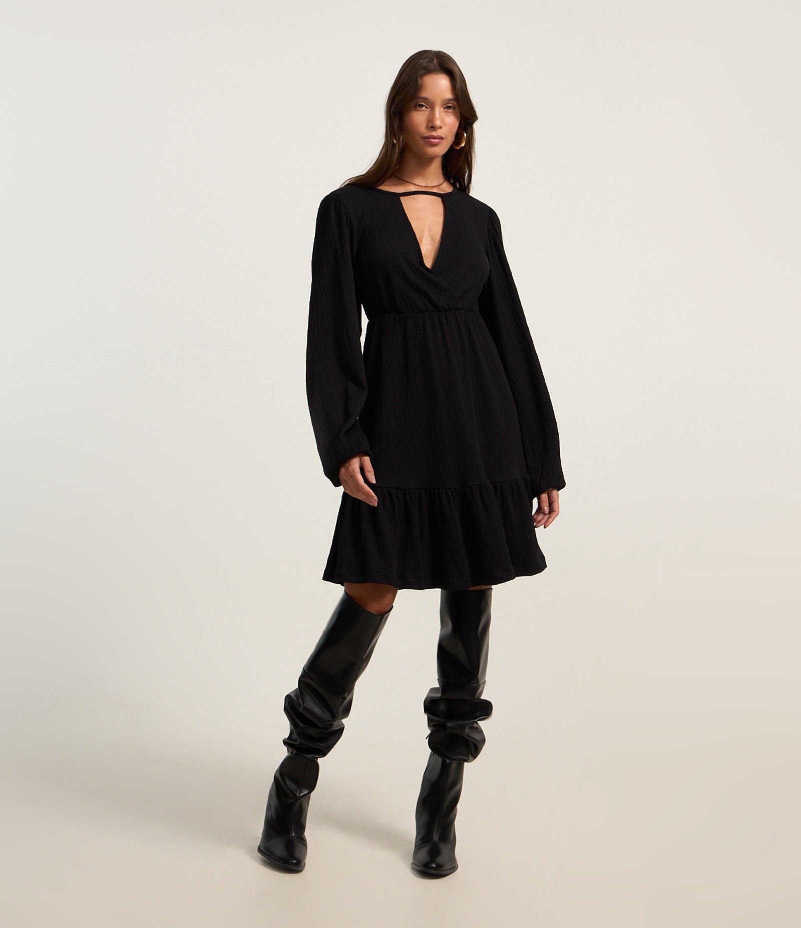 Vestido Curto Texturizado com Decote Transpassado Preto 2