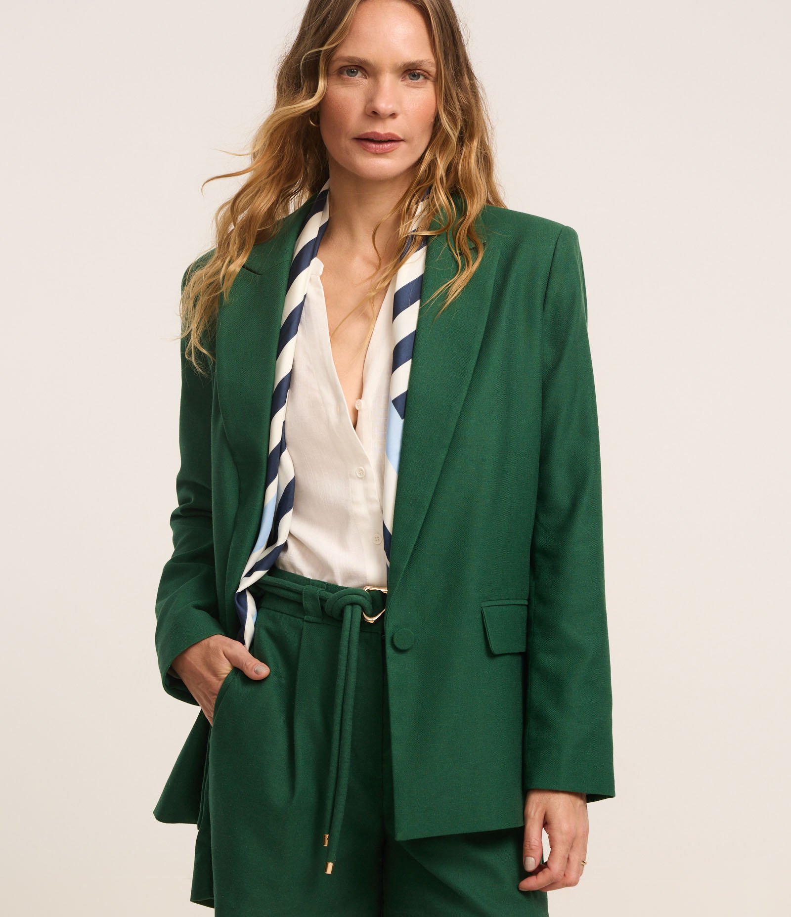 Blazer Comfort em Viscolinho com Abotoamento Duplo Verde 4