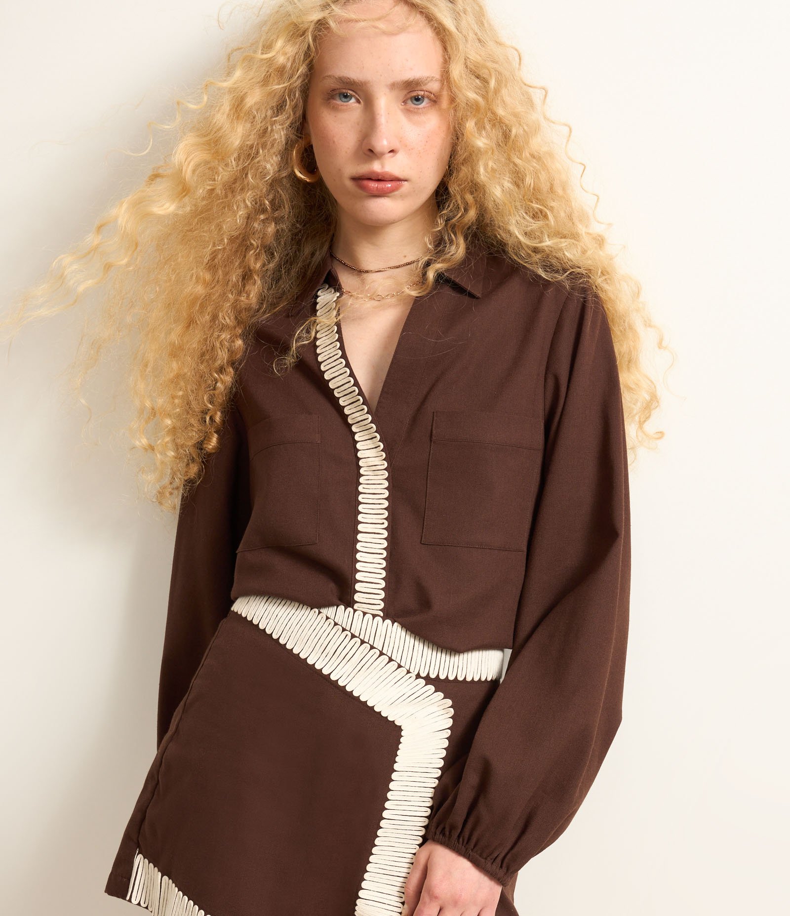 Camisa Alongada em Viscolinho com Textura e Manga Bufante Marrom 1