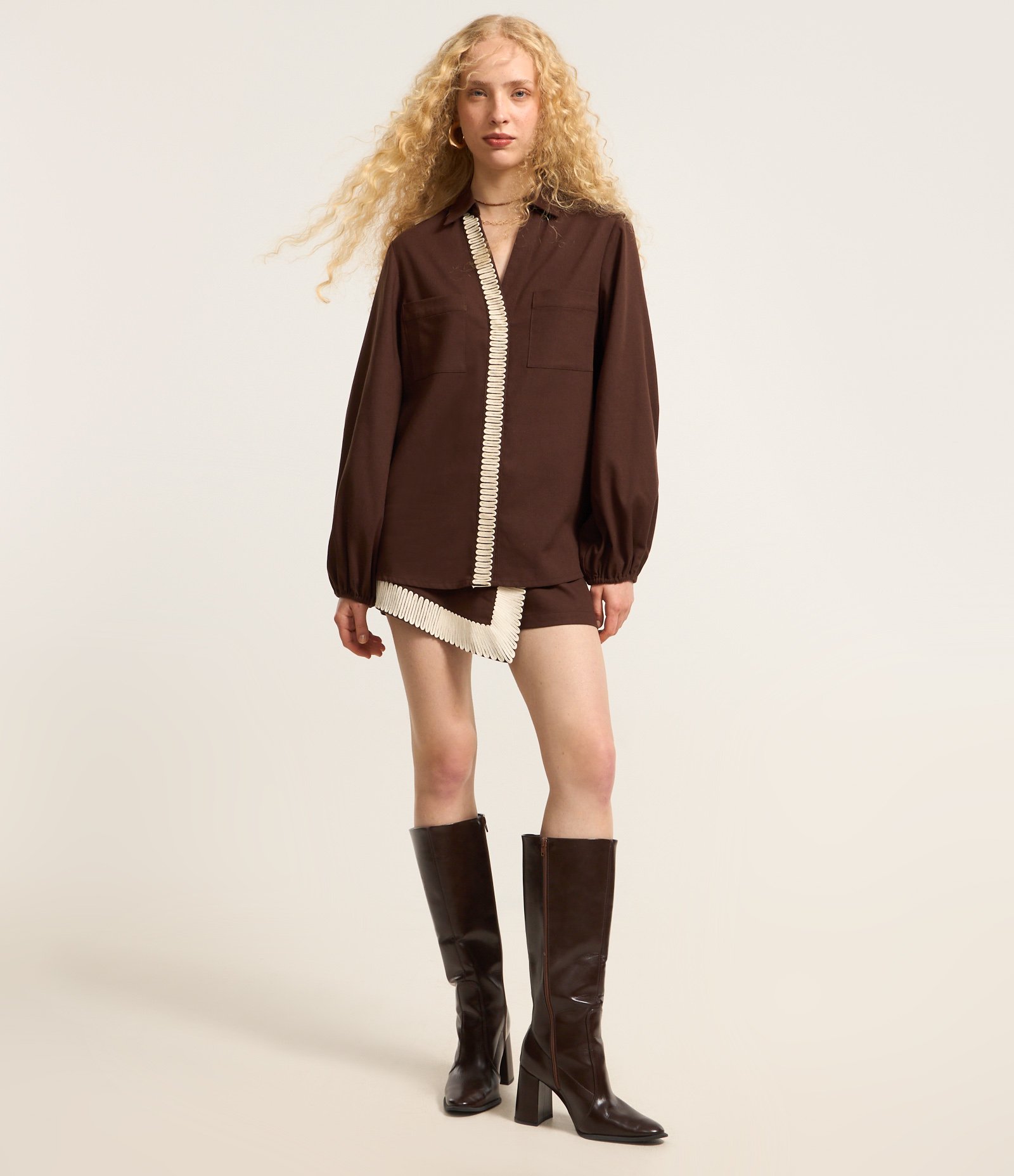 Camisa Alongada em Viscolinho com Textura e Manga Bufante Marrom 2