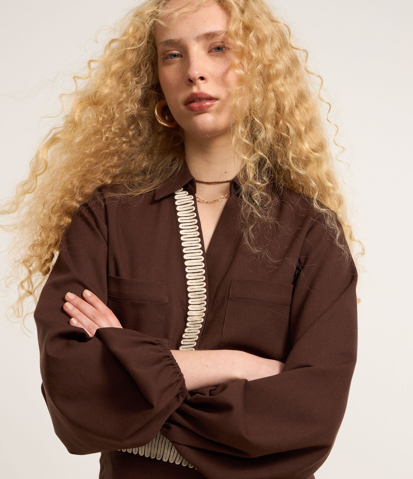 Camisa Alongada em Viscolinho com Textura e Manga Bufante Marrom 4