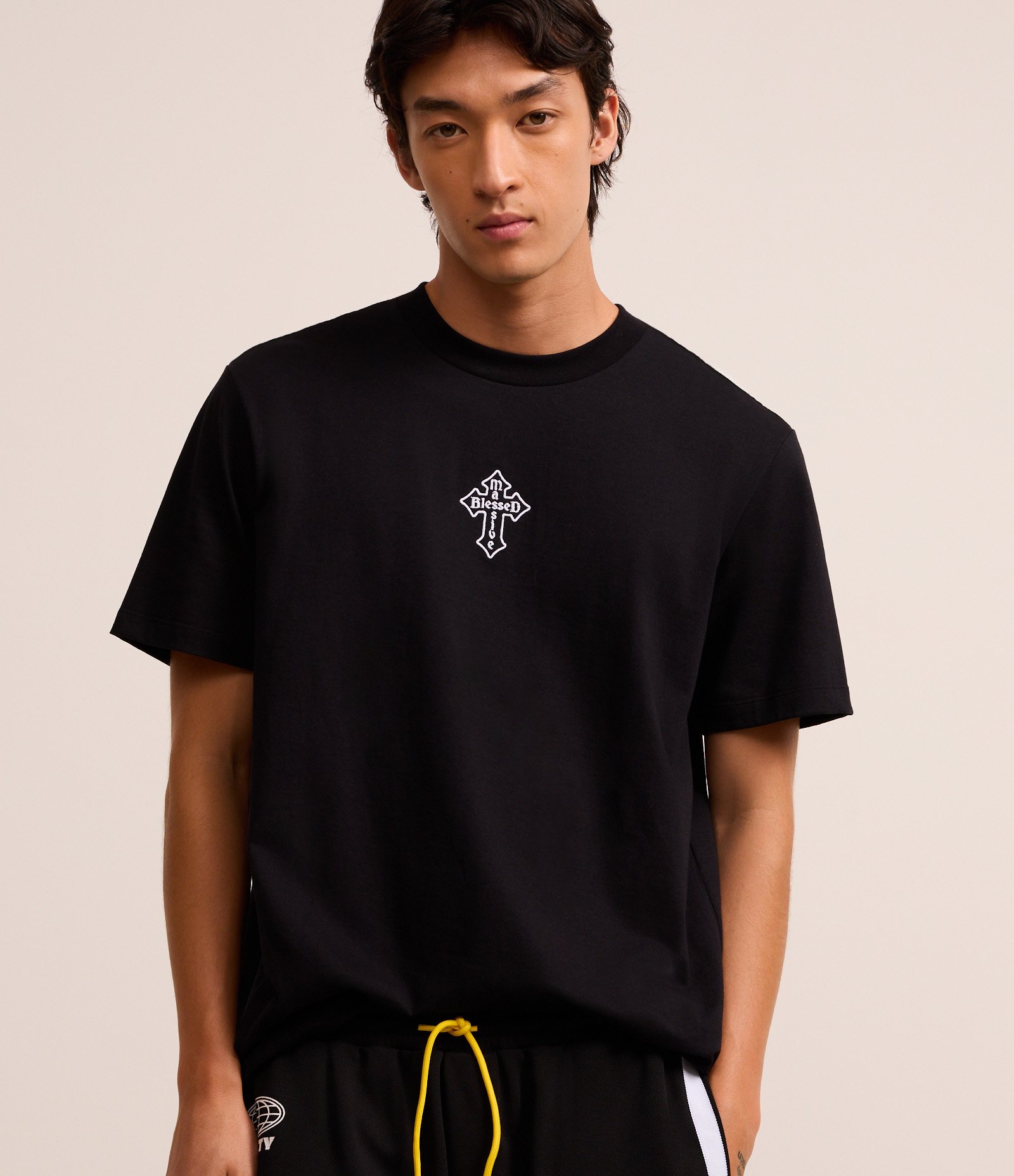 Camiseta Comfort em Algodão com Estampa Cruz Bordada Preto 1