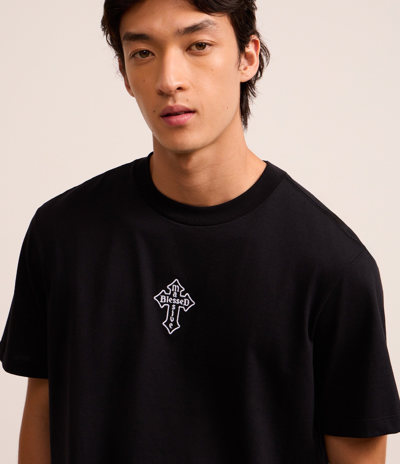 Camiseta Comfort em Algodão com Estampa Cruz Bordada Preto 3