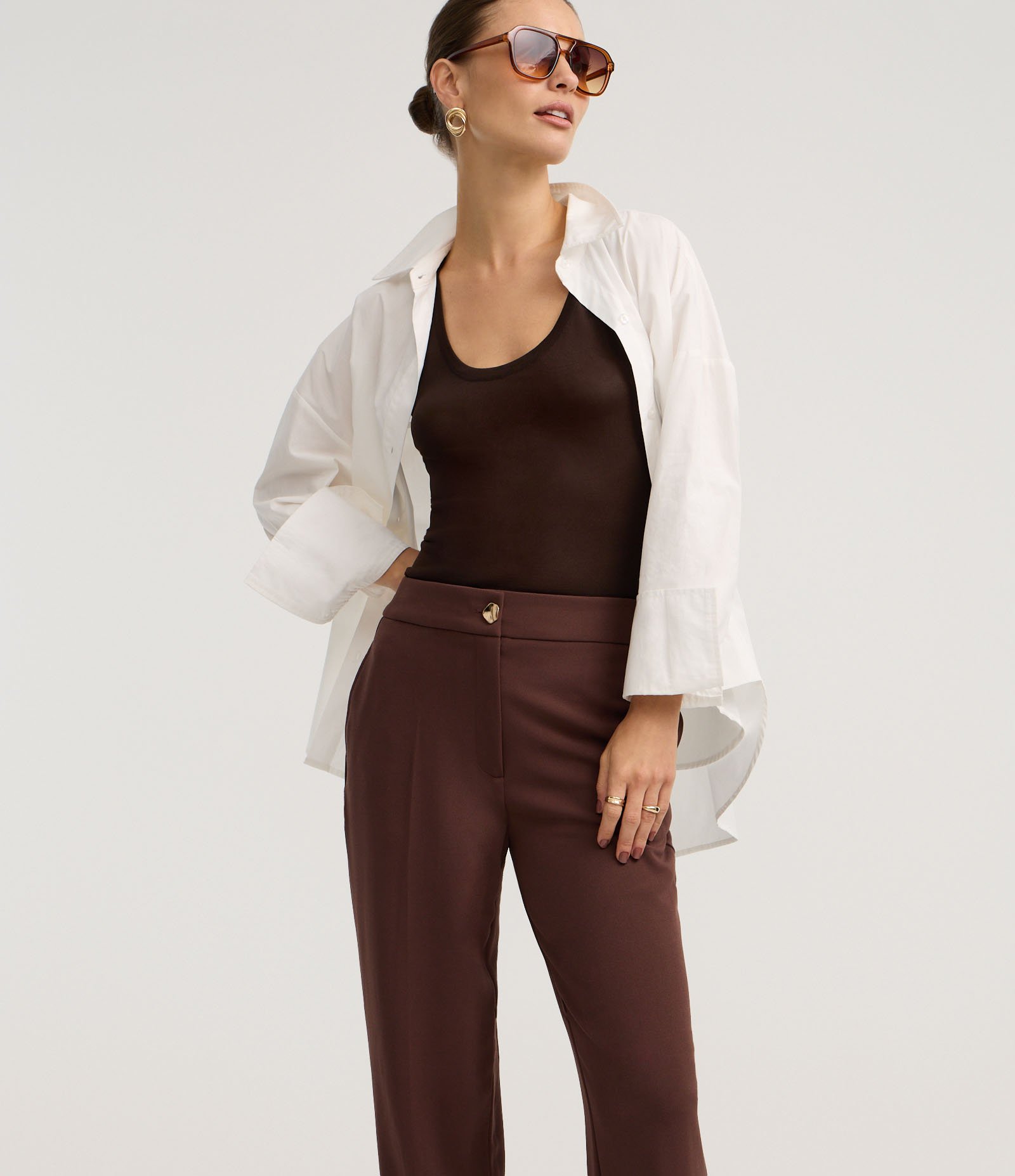 Calça Cenoura Cintura Alta com Botão de Metal Martelado Marrom 1