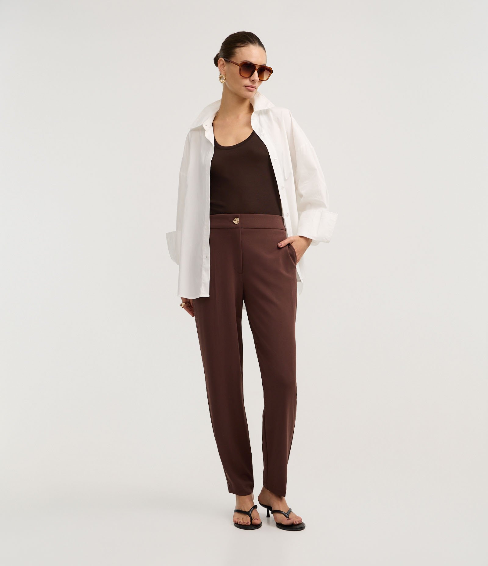 Calça Cenoura Cintura Alta com Botão de Metal Martelado Marrom 2