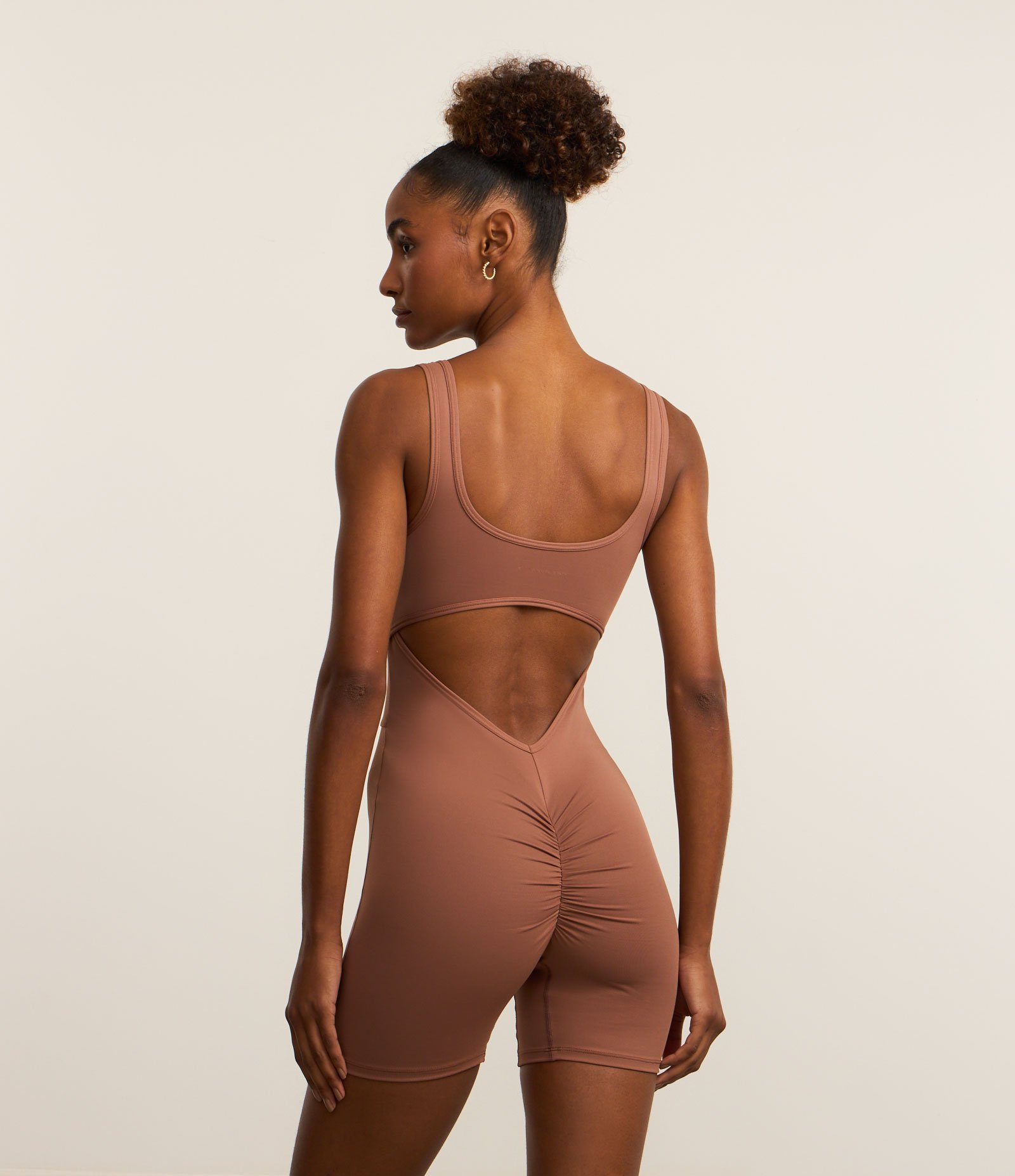 Macaquinho Esportivo em Microfibra com Efeito Empina Bumbum Marrom 3