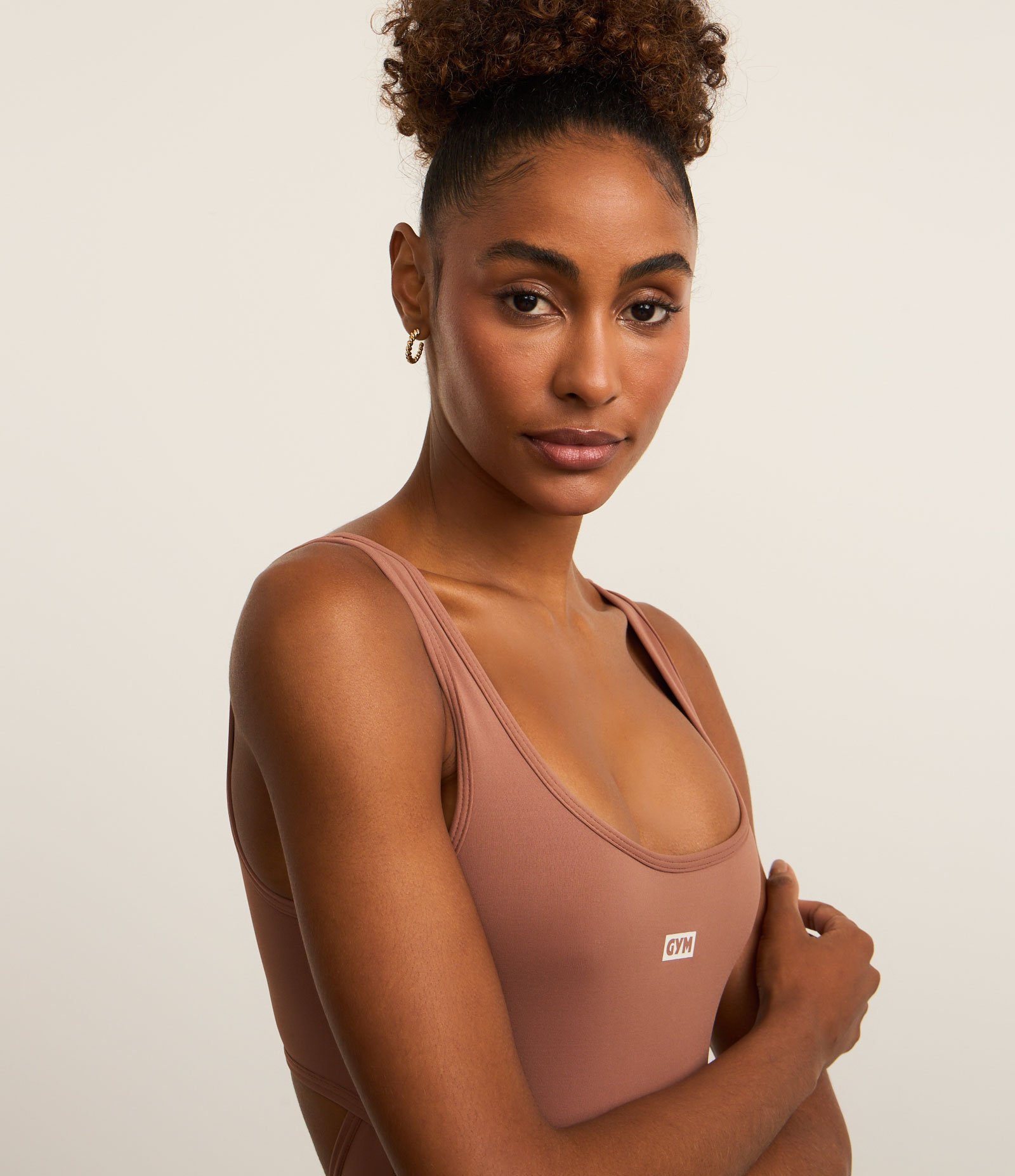 Macaquinho Esportivo em Microfibra com Efeito Empina Bumbum Marrom 4