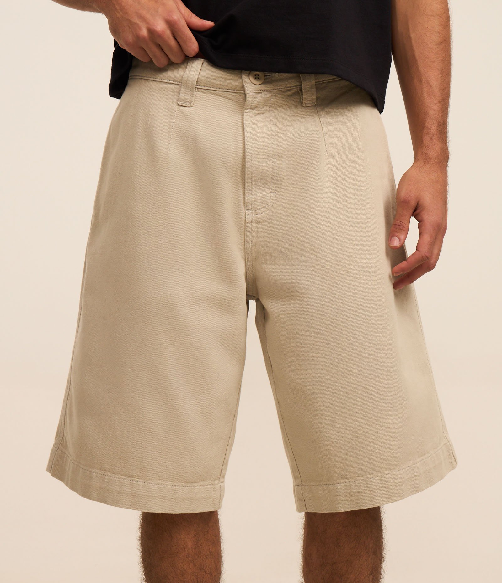 Bermuda Baggy em Sarja com Detalhe de Costura Frontal 2