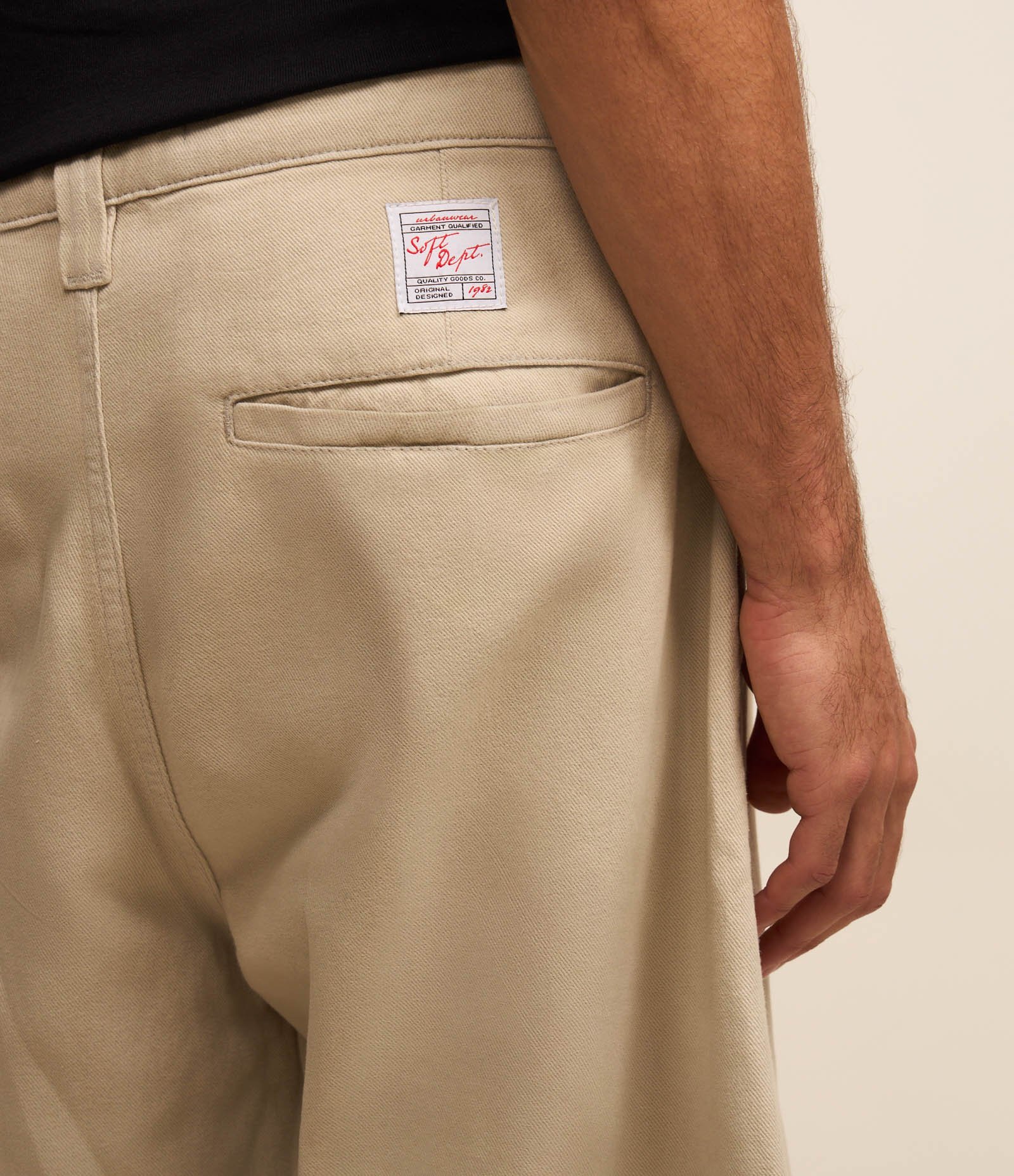 Bermuda Baggy em Sarja com Detalhe de Costura Frontal 4