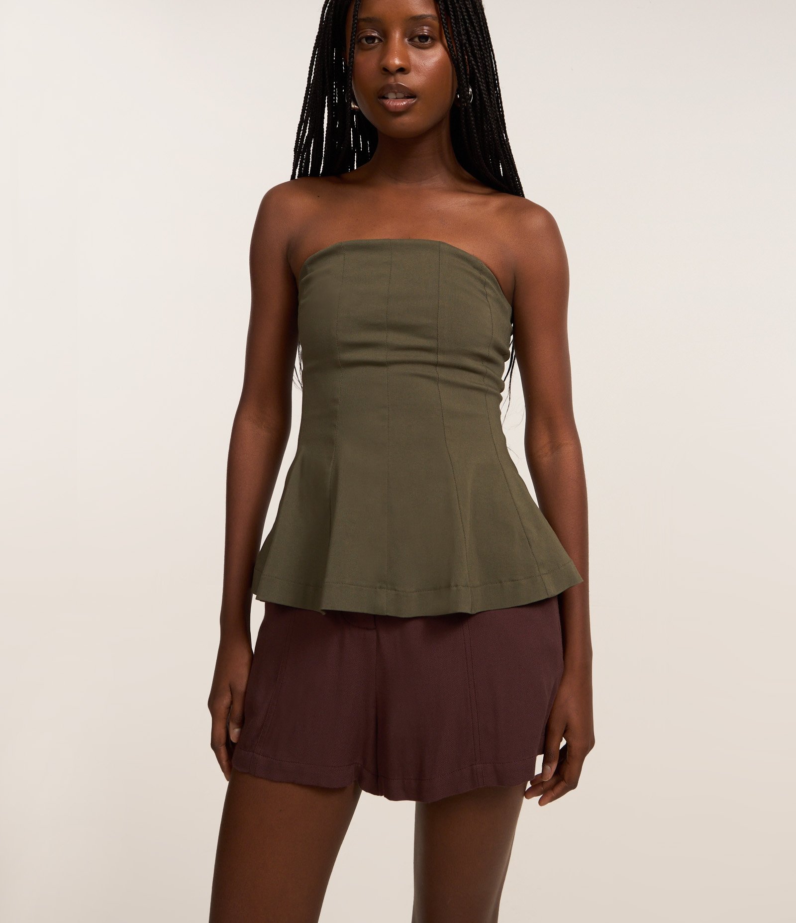 Short Curto Alfaiatado em Viscose Twill Marrom 2